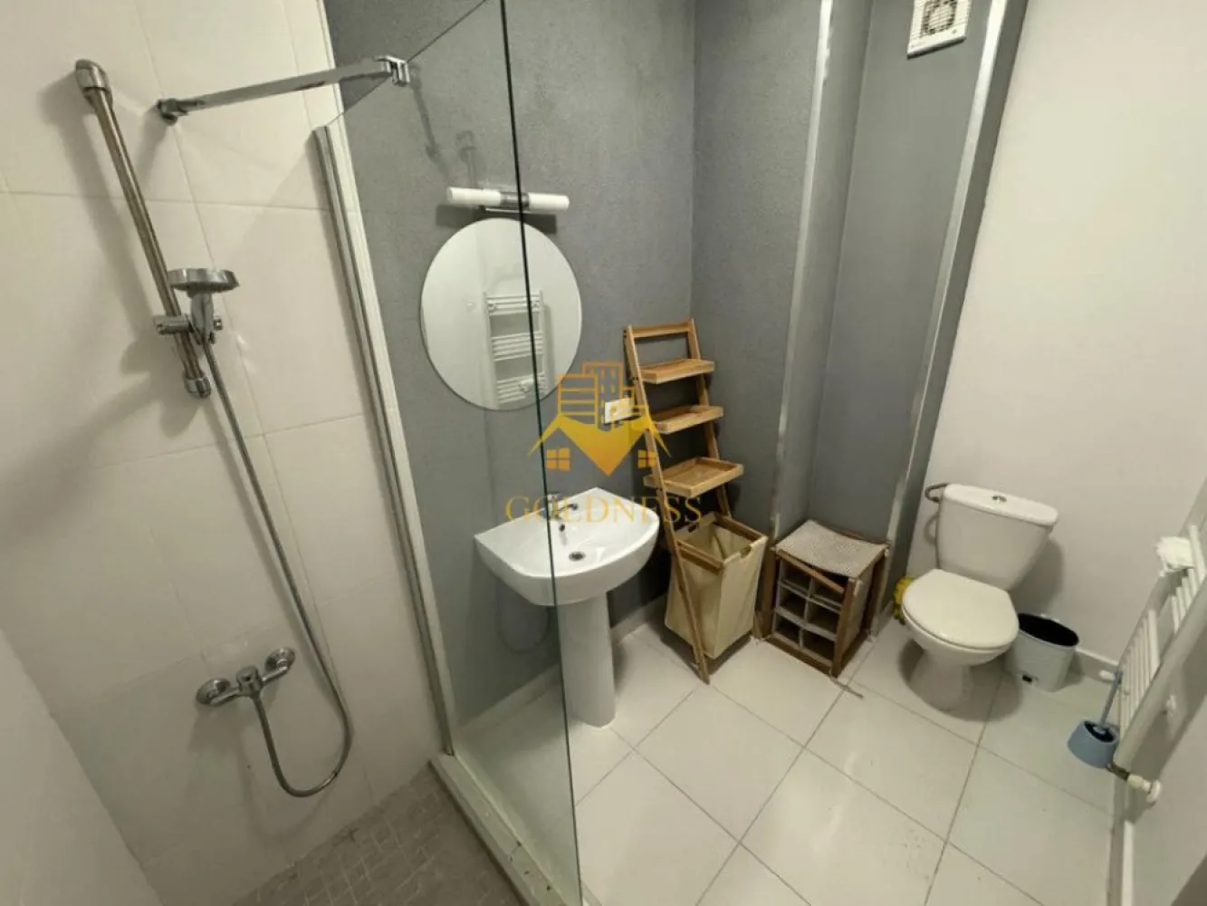 2 camere, bloc nou, terasa, zona Piata Mihai Viteazu, Ntt Data, Bosch - GOLDNESS Imobiliare vă propune spre inchiriere un apartament cu 2 camere complet mobilat și utilat, la etajul 5 într-un imobil de 6 etaje, în zona centrala. Apartamentul este compartimentat astfel: - dormitor cu pat matrimonial, noptiere, dulap pentru haine - living cu bucatarie open-space complet utilată, canapea extensibilă, loc de servit masa - baie cu cabina de dus, calorifer port prosop inox și dulap pentru depozitare. - terasa de 12 mp. Imobilul este dotat cu toate cele necesare- centrală proprie, mașină de spălat haine, frigider, plită electrică, hotă, etc. Se află în apropierea stațiilor de transport în comun, magazine, restaurante, spații verzi, farmacii, etc. Dacă sunteți interesați de acest apartament și doriți să îl vizionați, dar și pentru alte oferte sau detalii nu ezitați să ne contactați telefonic sau prin e-mail. Vă stăm la dispoziție! }}