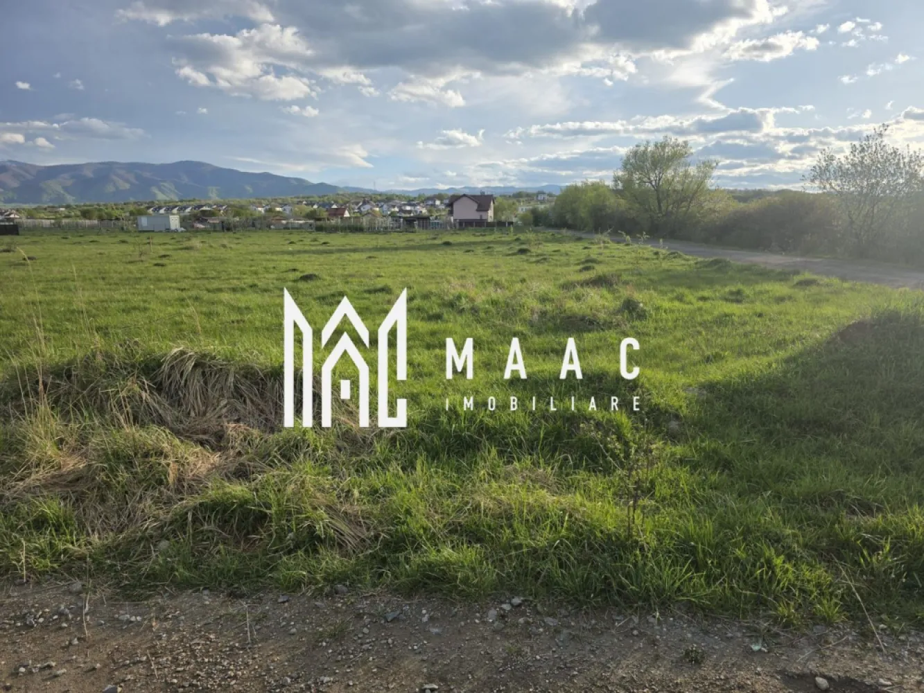 Teren Intravilan | 405 MPU | Cisnădioara - MAAC Imobiliare vă propune spre vânzare un teren intravilan cu suprafața de 405 mp, încadrat ca teren agricol, situat într-o zonă accesibilă, cu disponibilitate imediată.

Proprietatea beneficiază de acces la utilități esențiale precum apă, canalizare, curent și gaz, fiind o oportunitate potrivită atât pentru investiție, cât și pentru dezvoltare ulterioară. Terenul este poziționat într-o zonă cu infrastructură în dezvoltare, având acces la drum și mijloace de transport în comun.

Printre avantajele principale se numără accesul facil, posibilitatea de parcelare și amplasarea într-o zonă intravilană, ceea ce oferă flexibilitate în utilizare.

Pentru mai multe informații sau pentru programarea unei vizionări, vă rugăm să ne contactați și să menționați codul ID: CP3044064