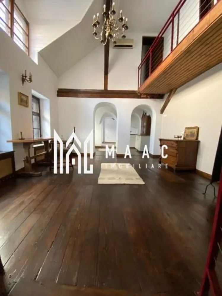 Casă, Spațiu Comercial | 270 MPU | Ultracentral - MAAC Imobiliare vă propune spre închiriere un spațiu comercial situat ultracentral în Sibiu, ideal pentru desfășurarea activităților comerciale sau de birou. Proprietatea beneficiază de o poziționare excelentă, într-o zonă cu acces facil și vizibilitate bună, fiind potrivită pentru diverse tipuri de afaceri. Detalii generale: * tip imobil: casă / vilă * destinație: spațiu comercial * regim: parter * suprafață utilă: 270 mp * suprafață teren: 100 mp * disponibilitate: imediată Compartimentare: * 5 camere * 3 băi * 1 bucătărie * spații generoase, ușor de compartimentat în funcție de activitate Dotări și utilități: * apă * canalizare * curent * gaz * acces facil și infrastructură completă Avantaje: * poziționare ultracentrală * ideal pentru birouri, showroom, clinică sau alte activități comerciale * spațiu generos și versatil * acces pietonal și auto facil Preț: 1.798 € / lună Pentru mai multe detalii sau pentru programarea unei vizionări, vă rugăm să ne contactați și să menționați codul ID: CP3046980