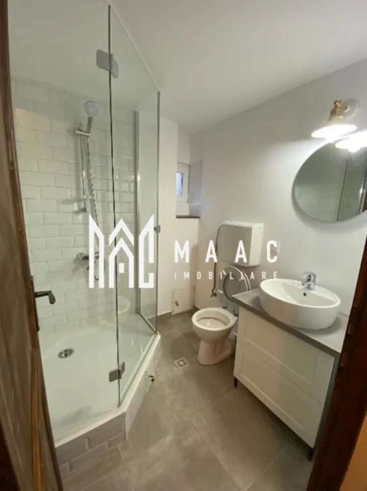 Casă, Spațiu Comercial | 270 MPU | Ultracentral - MAAC Imobiliare vă propune spre închiriere un spațiu comercial situat ultracentral în Sibiu, ideal pentru desfășurarea activităților comerciale sau de birou. Proprietatea beneficiază de o poziționare excelentă, într-o zonă cu acces facil și vizibilitate bună, fiind potrivită pentru diverse tipuri de afaceri. Detalii generale: * tip imobil: casă / vilă * destinație: spațiu comercial * regim: parter * suprafață utilă: 270 mp * suprafață teren: 100 mp * disponibilitate: imediată Compartimentare: * 5 camere * 3 băi * 1 bucătărie * spații generoase, ușor de compartimentat în funcție de activitate Dotări și utilități: * apă * canalizare * curent * gaz * acces facil și infrastructură completă Avantaje: * poziționare ultracentrală * ideal pentru birouri, showroom, clinică sau alte activități comerciale * spațiu generos și versatil * acces pietonal și auto facil Preț: 1.798 € / lună Pentru mai multe detalii sau pentru programarea unei vizionări, vă rugăm să ne contactați și să menționați codul ID: CP3046980