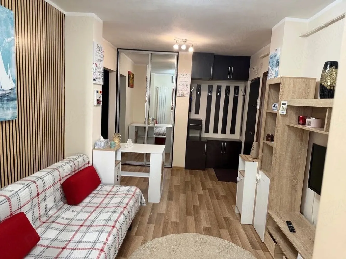 De inchiriat apartament 2 camere I.C. Frimu, 400 euro - Se ofera spre închiriere apartament cu 2 camere, cu suprafața de 50 mp, situat la etajul 2 din 4, în cartierul I.C. Frimu, în spate la Două Babe. Apartamentul este decomandat și compartimentat astfel: - Dormitor - Sufragerie - Hol open space cu living - Bucătărie amenajată în balcon Locuința este complet mobilată și utilată: - Centrală termică proprie - Aer condiționat - Geamuri termopan și ușă metalică - Izolație exterioară - Apă trasă separat - Frigider, aragaz, cuptor cu microunde - Mașină de spălat - TV, cablu și internet Apartamentul este spațios și potrivit pentru o familie cu 2–3 copii. Nu se acceptă animale de companie. Zonă cu multiple facilități. Pretul chiriei este de 400 euro/luna. La incheierea contractului de inchiriere chiriasul va achita o chirie, garantia egala cu o chirie si comisionul agentiei imobiliare. Pentru detalii si programare vizionare apelati 0746.252.252 Liliana Ene. }}