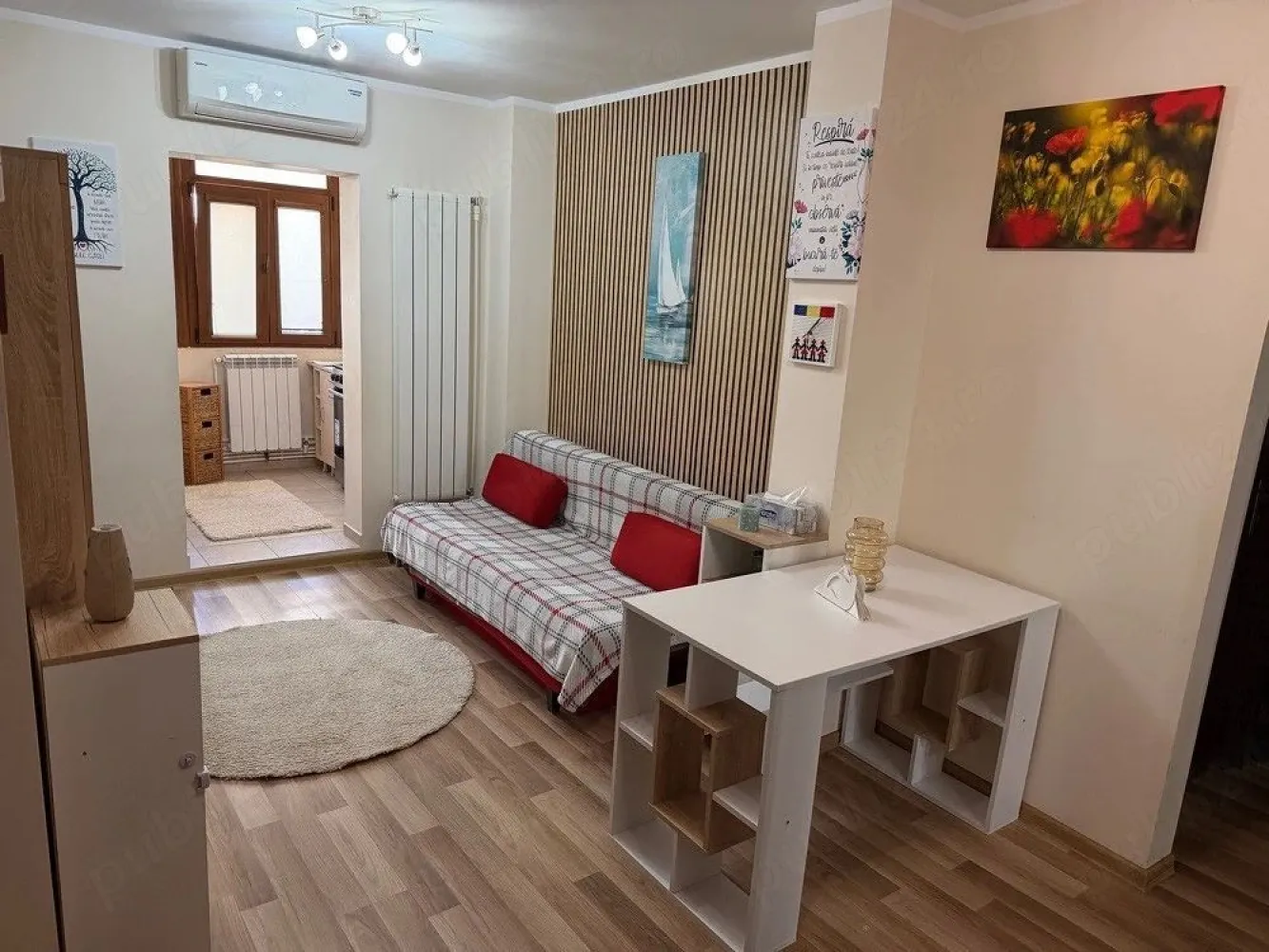De inchiriat apartament 2 camere I.C. Frimu, 400 euro - Se ofera spre închiriere apartament cu 2 camere, cu suprafața de 50 mp, situat la etajul 2 din 4, în cartierul I.C. Frimu, în spate la Două Babe. Apartamentul este decomandat și compartimentat astfel: - Dormitor - Sufragerie - Hol open space cu living - Bucătărie amenajată în balcon Locuința este complet mobilată și utilată: - Centrală termică proprie - Aer condiționat - Geamuri termopan și ușă metalică - Izolație exterioară - Apă trasă separat - Frigider, aragaz, cuptor cu microunde - Mașină de spălat - TV, cablu și internet Apartamentul este spațios și potrivit pentru o familie cu 2–3 copii. Nu se acceptă animale de companie. Zonă cu multiple facilități. Pretul chiriei este de 400 euro/luna. La incheierea contractului de inchiriere chiriasul va achita o chirie, garantia egala cu o chirie si comisionul agentiei imobiliare. Pentru detalii si programare vizionare apelati 0746.252.252 Liliana Ene. }}