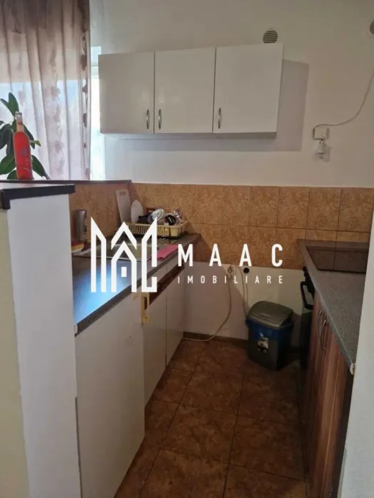Apartament 3 camere | Curte comuna | P+M | 140 MP | Selimbar - MAAC Imobiliare vă prezintă spre vânzare un apartament la casă, situat în Selimbar, într-o zonă liniștită și bine conectată la facilitățile urbane.

Caracteristici:
Apartament la casă, dispus pe parter și mansardă.
Suprafață utilă de aproximativ 140 mp.
Parter de 60 mp + mansardă intabulată.
Pivniță de 11 mp inclusă.
Curte comună cu doar 2 vecini.

Compartimentare:
Parter
Living.
Bucătărie.
Baie.
Acces către pivniță.

Mansardă:
Două camere intabulate, ideale pentru dormitoare sau spațiu de lucru.

Dotări și confort:
Centrală termică proprie.
Încălzire prin calorifere.

Mobilare și utilare:
Se vinde mobilat, conform fotografiilor.
Locuință pregătită pentru mutare imediată.

Avantaje proprietate:
Suprafață distribuită pe două niveluri.
Pivniță utilă pentru depozitare.
Curte comună restrânsă, cu doar 2 vecini.
Ideal atât pentru locuit, cât și pentru investiție.

Avantaje locație:
Zonă bine dezvoltată, cu acces rapid către magazine, școli și mijloace de transport.

Pentru mai multe detalii precizati telefonic ca ati vazut anuntul cu ID: CP3052217