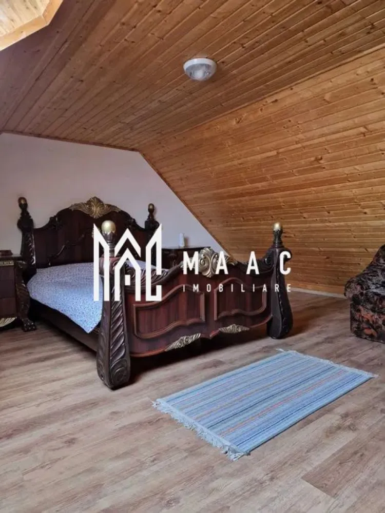 Apartament 3 camere | Curte comuna | P+M | 140 MP | Selimbar - MAAC Imobiliare vă prezintă spre vânzare un apartament la casă, situat în Selimbar, într-o zonă liniștită și bine conectată la facilitățile urbane.

Caracteristici:
Apartament la casă, dispus pe parter și mansardă.
Suprafață utilă de aproximativ 140 mp.
Parter de 60 mp + mansardă intabulată.
Pivniță de 11 mp inclusă.
Curte comună cu doar 2 vecini.

Compartimentare:
Parter
Living.
Bucătărie.
Baie.
Acces către pivniță.

Mansardă:
Două camere intabulate, ideale pentru dormitoare sau spațiu de lucru.

Dotări și confort:
Centrală termică proprie.
Încălzire prin calorifere.

Mobilare și utilare:
Se vinde mobilat, conform fotografiilor.
Locuință pregătită pentru mutare imediată.

Avantaje proprietate:
Suprafață distribuită pe două niveluri.
Pivniță utilă pentru depozitare.
Curte comună restrânsă, cu doar 2 vecini.
Ideal atât pentru locuit, cât și pentru investiție.

Avantaje locație:
Zonă bine dezvoltată, cu acces rapid către magazine, școli și mijloace de transport.

Pentru mai multe detalii precizati telefonic ca ati vazut anuntul cu ID: CP3052217