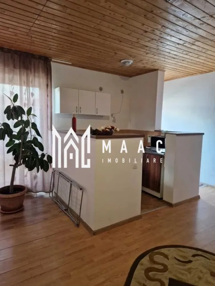 Apartament 3 camere | Curte comuna | P+M | 140 MP | Selimbar - MAAC Imobiliare vă prezintă spre vânzare un apartament la casă, situat în Selimbar, într-o zonă liniștită și bine conectată la facilitățile urbane.

Caracteristici:
Apartament la casă, dispus pe parter și mansardă.
Suprafață utilă de aproximativ 140 mp.
Parter de 60 mp + mansardă intabulată.
Pivniță de 11 mp inclusă.
Curte comună cu doar 2 vecini.

Compartimentare:
Parter
Living.
Bucătărie.
Baie.
Acces către pivniță.

Mansardă:
Două camere intabulate, ideale pentru dormitoare sau spațiu de lucru.

Dotări și confort:
Centrală termică proprie.
Încălzire prin calorifere.

Mobilare și utilare:
Se vinde mobilat, conform fotografiilor.
Locuință pregătită pentru mutare imediată.

Avantaje proprietate:
Suprafață distribuită pe două niveluri.
Pivniță utilă pentru depozitare.
Curte comună restrânsă, cu doar 2 vecini.
Ideal atât pentru locuit, cât și pentru investiție.

Avantaje locație:
Zonă bine dezvoltată, cu acces rapid către magazine, școli și mijloace de transport.

Pentru mai multe detalii precizati telefonic ca ati vazut anuntul cu ID: CP3052217