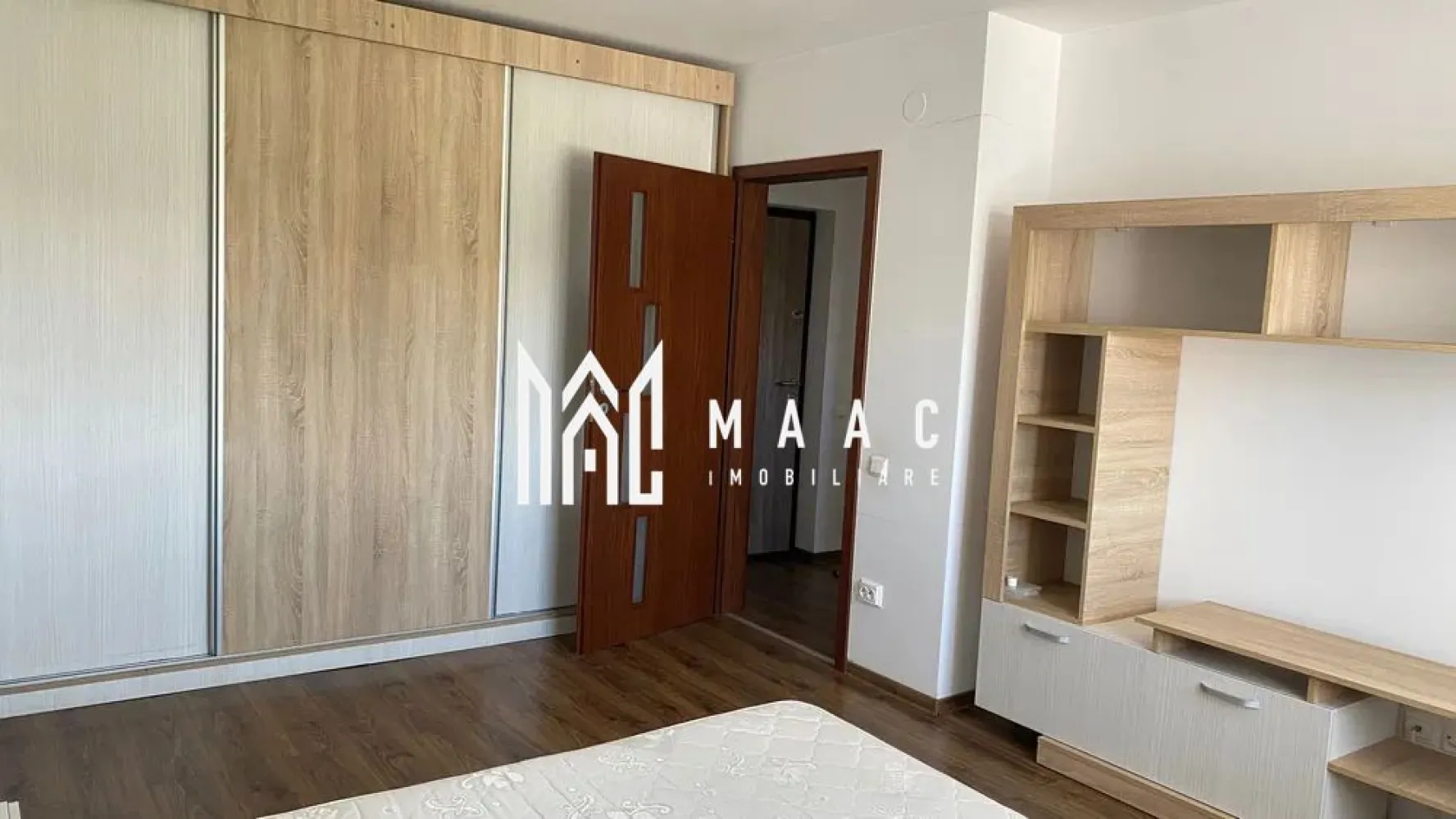 Apartament 2 camere | Etaj 3 | Balcon | Selimbar - MAAC Imobiliare vă prezintă spre vânzare un apartament cu 2 camere, ideal pentru locuință sau investiție, situat în Selimbar. 

Caracteristici:
Apartament cu 2 camere decomandate.
Suprafață utilă de 49 mp.
Construcție anul 2017.
Imobil cu regim redus de înălțime, doar 10 apartamente în total.
Loc de parcare inclus.

Compartimentare:
Hol de acces.
Living luminos.
Dormitor.
Bucătărie.
Baie.
Balcon deschis de aproximativ 7 mp.

Dotări și confort:
Centrală termică proprie.
Încălzire prin calorifere.
Acces direct în pod din interiorul apartamentului.

Spații suplimentare:
Pod cu posibilitate de extindere pe suprafața apartamentului, ideal pentru depozitare.

Mobilare și utilare:
Apartamentul se vinde complet mobilat, conform fotografiilor.
Gata pentru mutare imediată.

Avantaje locație:
Acces facil către principalele puncte de interes.
Zonă bine conectată, cu magazine, transport și servicii în apropiere.

Pentru mai multe detalii precizati telefonic ca ati vazut anuntul cu ID: CP3052220