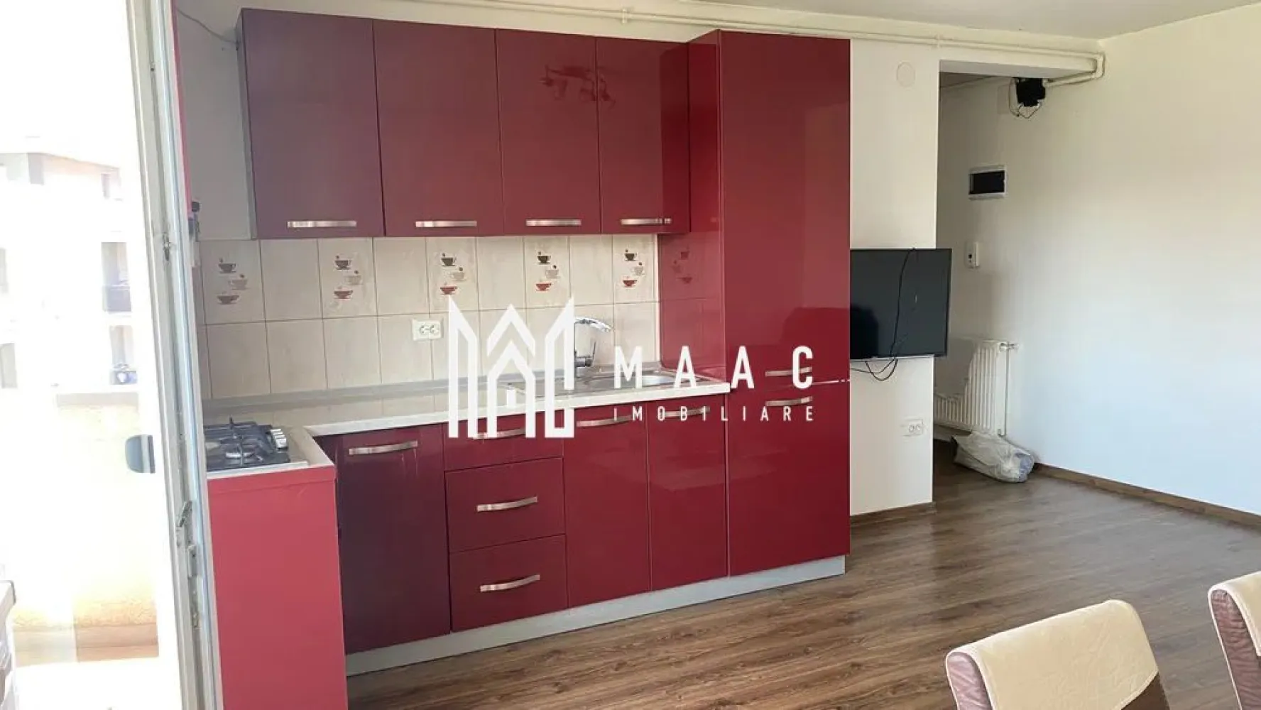 Apartament 2 camere | Etaj 3 | Balcon | Selimbar - MAAC Imobiliare vă prezintă spre vânzare un apartament cu 2 camere, ideal pentru locuință sau investiție, situat în Selimbar. 

Caracteristici:
Apartament cu 2 camere decomandate.
Suprafață utilă de 49 mp.
Construcție anul 2017.
Imobil cu regim redus de înălțime, doar 10 apartamente în total.
Loc de parcare inclus.

Compartimentare:
Hol de acces.
Living luminos.
Dormitor.
Bucătărie.
Baie.
Balcon deschis de aproximativ 7 mp.

Dotări și confort:
Centrală termică proprie.
Încălzire prin calorifere.
Acces direct în pod din interiorul apartamentului.

Spații suplimentare:
Pod cu posibilitate de extindere pe suprafața apartamentului, ideal pentru depozitare.

Mobilare și utilare:
Apartamentul se vinde complet mobilat, conform fotografiilor.
Gata pentru mutare imediată.

Avantaje locație:
Acces facil către principalele puncte de interes.
Zonă bine conectată, cu magazine, transport și servicii în apropiere.

Pentru mai multe detalii precizati telefonic ca ati vazut anuntul cu ID: CP3052220