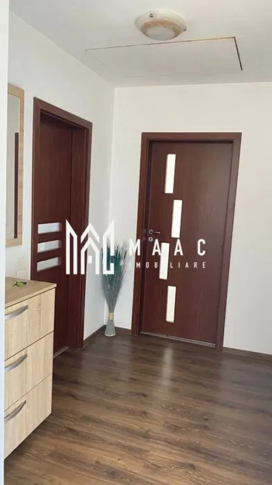 Apartament 2 camere | Etaj 3 | Balcon | Selimbar - MAAC Imobiliare vă prezintă spre vânzare un apartament cu 2 camere, ideal pentru locuință sau investiție, situat în Selimbar. 

Caracteristici:
Apartament cu 2 camere decomandate.
Suprafață utilă de 49 mp.
Construcție anul 2017.
Imobil cu regim redus de înălțime, doar 10 apartamente în total.
Loc de parcare inclus.

Compartimentare:
Hol de acces.
Living luminos.
Dormitor.
Bucătărie.
Baie.
Balcon deschis de aproximativ 7 mp.

Dotări și confort:
Centrală termică proprie.
Încălzire prin calorifere.
Acces direct în pod din interiorul apartamentului.

Spații suplimentare:
Pod cu posibilitate de extindere pe suprafața apartamentului, ideal pentru depozitare.

Mobilare și utilare:
Apartamentul se vinde complet mobilat, conform fotografiilor.
Gata pentru mutare imediată.

Avantaje locație:
Acces facil către principalele puncte de interes.
Zonă bine conectată, cu magazine, transport și servicii în apropiere.

Pentru mai multe detalii precizati telefonic ca ati vazut anuntul cu ID: CP3052220