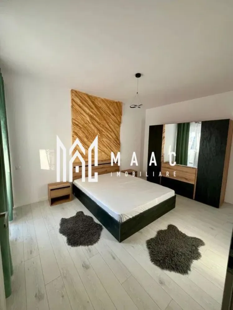 Apartament 2 camere | Parter | Semineu | Deventer - MAAC Imobiliare vă propune spre închiriere un apartament nou, modern, cu 2 camere, situat la parterul unui imobil din cartierul Deventer, într-o zonă liniștită, cu acces rapid către Centru și Zona de Vest.

Locuința are o suprafață de 50 mp utili + balcon generos și se află la prima închiriere, fiind ideală pentru cei care își doresc un spațiu modern, eficient și confortabil.

Compartimentare (decomandat):
Hol
Living
Dormitor
Bucătărie
Baie
Balcon generos, cu acces din living și dormitor

Dotări și avantaje:
Încălzire în pardoseală
Termostat individual în fiecare cameră
Șemineu electric – pentru un plus de confort și atmosferă
Rulouri la geamuri
Apartament nou – prima închiriere
Loc de parcare inclus, situat în apropierea blocului

Pentru mai multe detalii sau programarea unei vizionări, nu ezitați să ne contactați specificand ID: CP3061596