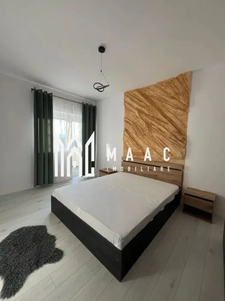 Apartament 2 camere | Parter | Semineu | Deventer - MAAC Imobiliare vă propune spre închiriere un apartament nou, modern, cu 2 camere, situat la parterul unui imobil din cartierul Deventer, într-o zonă liniștită, cu acces rapid către Centru și Zona de Vest.

Locuința are o suprafață de 50 mp utili + balcon generos și se află la prima închiriere, fiind ideală pentru cei care își doresc un spațiu modern, eficient și confortabil.

Compartimentare (decomandat):
Hol
Living
Dormitor
Bucătărie
Baie
Balcon generos, cu acces din living și dormitor

Dotări și avantaje:
Încălzire în pardoseală
Termostat individual în fiecare cameră
Șemineu electric – pentru un plus de confort și atmosferă
Rulouri la geamuri
Apartament nou – prima închiriere
Loc de parcare inclus, situat în apropierea blocului

Pentru mai multe detalii sau programarea unei vizionări, nu ezitați să ne contactați specificand ID: CP3061596