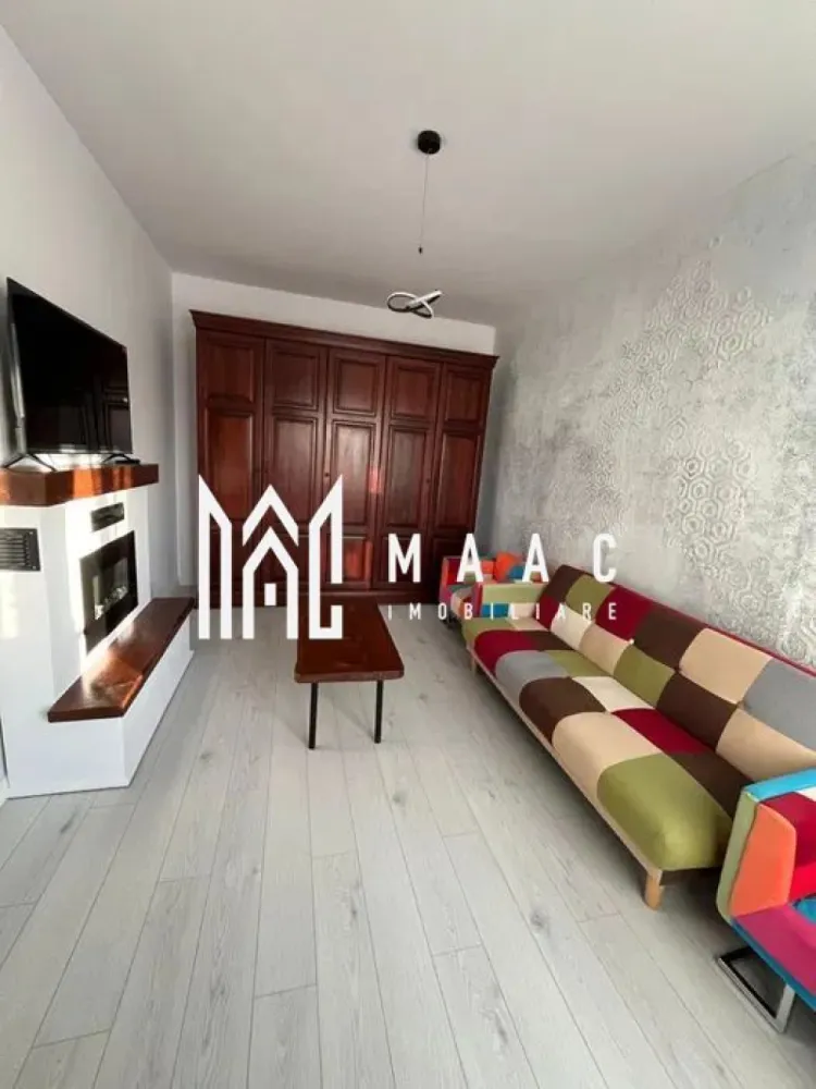 Apartament 2 camere | Parter | Semineu | Deventer - MAAC Imobiliare vă propune spre închiriere un apartament nou, modern, cu 2 camere, situat la parterul unui imobil din cartierul Deventer, într-o zonă liniștită, cu acces rapid către Centru și Zona de Vest.

Locuința are o suprafață de 50 mp utili + balcon generos și se află la prima închiriere, fiind ideală pentru cei care își doresc un spațiu modern, eficient și confortabil.

Compartimentare (decomandat):
Hol
Living
Dormitor
Bucătărie
Baie
Balcon generos, cu acces din living și dormitor

Dotări și avantaje:
Încălzire în pardoseală
Termostat individual în fiecare cameră
Șemineu electric – pentru un plus de confort și atmosferă
Rulouri la geamuri
Apartament nou – prima închiriere
Loc de parcare inclus, situat în apropierea blocului

Pentru mai multe detalii sau programarea unei vizionări, nu ezitați să ne contactați specificand ID: CP3061596