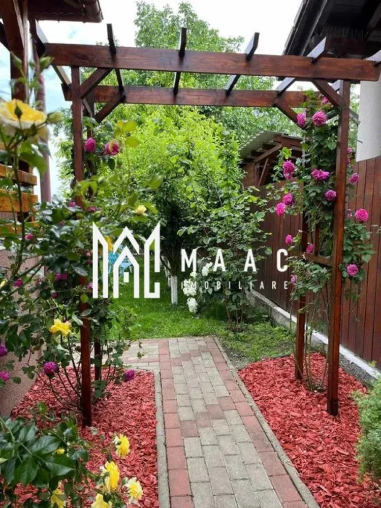 Casa 5 camere | 160mp | Terasa | Pod | Pivnita | Balcon | Semineu | Sura Mica - MAAC Imobiliare vă propune spre vânzare o casă individuală, cu o suprafață utilă de 160 mp, ideală pentru cei care își doresc confort, spațiu și intimitate.

Locuinta are o suprafata utila de 160 mp, fara balcoane, pivnita si terase fiind structurata astfel:
 
pivniță cu suprafata de 24 mpu;
terasa cu suprafata de 24mpu;

- parter - living generos cu semineu pe bioetanol,
- bucatarie separata complet utilata cu masina de spalat vase, plita prin inducție si cuptor incorporat si dining cu iesire pe terasa,
- camara cu geam de aerisire,
- baie cu cabina de dus si geam de aerisire,
- dormitor/birou,
- hol generos cu acces la etaj,
- casa scarii o o scara interioara din beton imbracata in lemn masiv,
- terasa inchisa.

- etaj - trei dormitoare generoase,
- un dresing,
- o baie cu cada si geam de aerisire,
- doua balcoane cu acces din toate dormitoarele,

- pod inalt cu suprafata de 80 mp termoizolat si cu geamuri mari, ideal pentru amenajare spatiu de locuit sau depozitare.

Imobilul este izolat termic, beneficiaza de incalzire centrala proprie pe gaz cu calorifere, aer condiționat și tamplarie PVC.

Terenul are o suprafata totala de 513 mp cu o deschidere de 16,1 metri la stradă.
In curtea din față sunt amenajate doua locuri de parcare si gradina cu plante ornamentale.
Curtea din spatele casei este amenajata cu gazon, un balansoar, o magazie de depozitare, gradina de legume si pomi fructiferi pe rod.

Pentru mai multe detalii sau programarea unei vizionări, nu ezitați să ne contactați specificand ID: CP3061682