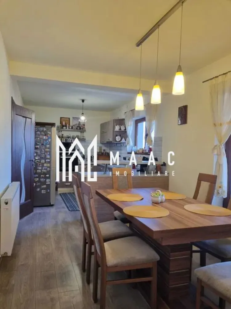 Casa 5 camere | 160mp | Terasa | Pod | Pivnita | Balcon | Semineu | Sura Mica - MAAC Imobiliare vă propune spre vânzare o casă individuală, cu o suprafață utilă de 160 mp, ideală pentru cei care își doresc confort, spațiu și intimitate.

Locuinta are o suprafata utila de 160 mp, fara balcoane, pivnita si terase fiind structurata astfel:
 
pivniță cu suprafata de 24 mpu;
terasa cu suprafata de 24mpu;

- parter - living generos cu semineu pe bioetanol,
- bucatarie separata complet utilata cu masina de spalat vase, plita prin inducție si cuptor incorporat si dining cu iesire pe terasa,
- camara cu geam de aerisire,
- baie cu cabina de dus si geam de aerisire,
- dormitor/birou,
- hol generos cu acces la etaj,
- casa scarii o o scara interioara din beton imbracata in lemn masiv,
- terasa inchisa.

- etaj - trei dormitoare generoase,
- un dresing,
- o baie cu cada si geam de aerisire,
- doua balcoane cu acces din toate dormitoarele,

- pod inalt cu suprafata de 80 mp termoizolat si cu geamuri mari, ideal pentru amenajare spatiu de locuit sau depozitare.

Imobilul este izolat termic, beneficiaza de incalzire centrala proprie pe gaz cu calorifere, aer condiționat și tamplarie PVC.

Terenul are o suprafata totala de 513 mp cu o deschidere de 16,1 metri la stradă.
In curtea din față sunt amenajate doua locuri de parcare si gradina cu plante ornamentale.
Curtea din spatele casei este amenajata cu gazon, un balansoar, o magazie de depozitare, gradina de legume si pomi fructiferi pe rod.

Pentru mai multe detalii sau programarea unei vizionări, nu ezitați să ne contactați specificand ID: CP3061682