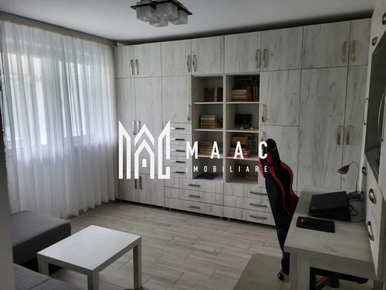 APARTAMENT 2 CAMERE|46MPU|68.000 EURO - MAAC Imobiliare vă propune spre vânzare un apartament cu 2 camere, decomandat, situat la etajul 4 din 5, într-un bloc reabilitat termic, potrivit pentru cei care caută o locuință confortabilă, eficientă energetic și amplasată într-o zonă liniștită, cu multă verdeață. Apartamentul a fost recent renovat, nu necesită nicio investiție și este disponibil complet mobilat și utilat, oferind posibilitatea mutării imediate. Locuința beneficiază de încălzire individuală cu contor propriu, aer condiționat și loc de parcare, aspecte care contribuie la un nivel ridicat de confort și funcționalitate. Poziționarea într-o zonă retrasă și verde reprezintă un avantaj important, oferind un cadru plăcut pentru locuire, dar și acces facil către școli și spații comerciale. Apartamentul este o alegere potrivită atât pentru rezidență, cât și pentru investiție, datorită compartimentării decomandate, stării foarte bune și dotărilor complete. Pentru a programa o vizionare, vă rugăm să menționați la telefon CP3051995.