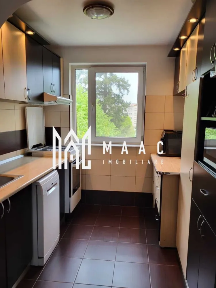APARTAMENT 2 CAMERE|46MPU|68.000 EURO - MAAC Imobiliare vă propune spre vânzare un apartament cu 2 camere, decomandat, situat la etajul 4 din 5, într-un bloc reabilitat termic, potrivit pentru cei care caută o locuință confortabilă, eficientă energetic și amplasată într-o zonă liniștită, cu multă verdeață. Apartamentul a fost recent renovat, nu necesită nicio investiție și este disponibil complet mobilat și utilat, oferind posibilitatea mutării imediate. Locuința beneficiază de încălzire individuală cu contor propriu, aer condiționat și loc de parcare, aspecte care contribuie la un nivel ridicat de confort și funcționalitate. Poziționarea într-o zonă retrasă și verde reprezintă un avantaj important, oferind un cadru plăcut pentru locuire, dar și acces facil către școli și spații comerciale. Apartamentul este o alegere potrivită atât pentru rezidență, cât și pentru investiție, datorită compartimentării decomandate, stării foarte bune și dotărilor complete. Pentru a programa o vizionare, vă rugăm să menționați la telefon CP3051995.