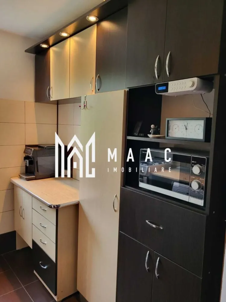 APARTAMENT 2 CAMERE|46MPU|68.000 EURO - MAAC Imobiliare vă propune spre vânzare un apartament cu 2 camere, decomandat, situat la etajul 4 din 5, într-un bloc reabilitat termic, potrivit pentru cei care caută o locuință confortabilă, eficientă energetic și amplasată într-o zonă liniștită, cu multă verdeață. Apartamentul a fost recent renovat, nu necesită nicio investiție și este disponibil complet mobilat și utilat, oferind posibilitatea mutării imediate. Locuința beneficiază de încălzire individuală cu contor propriu, aer condiționat și loc de parcare, aspecte care contribuie la un nivel ridicat de confort și funcționalitate. Poziționarea într-o zonă retrasă și verde reprezintă un avantaj important, oferind un cadru plăcut pentru locuire, dar și acces facil către școli și spații comerciale. Apartamentul este o alegere potrivită atât pentru rezidență, cât și pentru investiție, datorită compartimentării decomandate, stării foarte bune și dotărilor complete. Pentru a programa o vizionare, vă rugăm să menționați la telefon CP3051995.