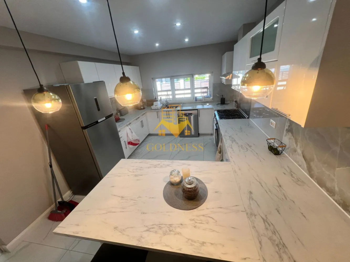 5 camere decomandate, Prima Inchiriere, Curte proprie, Dezmir - GOLDNESS Imobiliare vă propune spre închiriere o casa cu 5 camere complet mobilat și utilat, suprafata de 216 mp, la intrare in Dezmir, zona accesibila! Dispune de un loc de parcare in curte, iar in fata portii se pot parca 1/2 masini! Se află în apropierea stațiilor de transport în comun, magazine, restaurante, spații verzi, farmacii, etc. Casa este compartimentata astfel: Parter: Living cu canapea, loc de servit masa, cooda tv, televizor - Un dormitor cu pat matrimonial, dressing, noptiere - O baie cu dus walk-in, dulap pentru depozitare - Bucatarie inchisa, complet utilata si mobilata Etaj 1: - 2 dormitoare cu pat matrimonial, dressing, noptiere - un dormitor cu pat matrmonial, dressing, noptiere, baie proprie cu dus walk-in, dulap pentru depozitare - baie cu casa si spatiu pentru depozitare -terasa de 18 mp, curte este de 352 mp Imobilul este dotat cu toate cele necesare- centrală proprie, frigider, aragaz, hotă, mașină de spălat haine si vase, televizor etc. Dacă sunteți interesați de acest apartament și doriți să îl vizionați, dar și pentru alte oferte nu ezitați să ne contactați telefonic sau prin e-mail. Vă stăm la dispoziție! Pentru intermediere se percepe un comision de 50% din prețul chiriei! }}