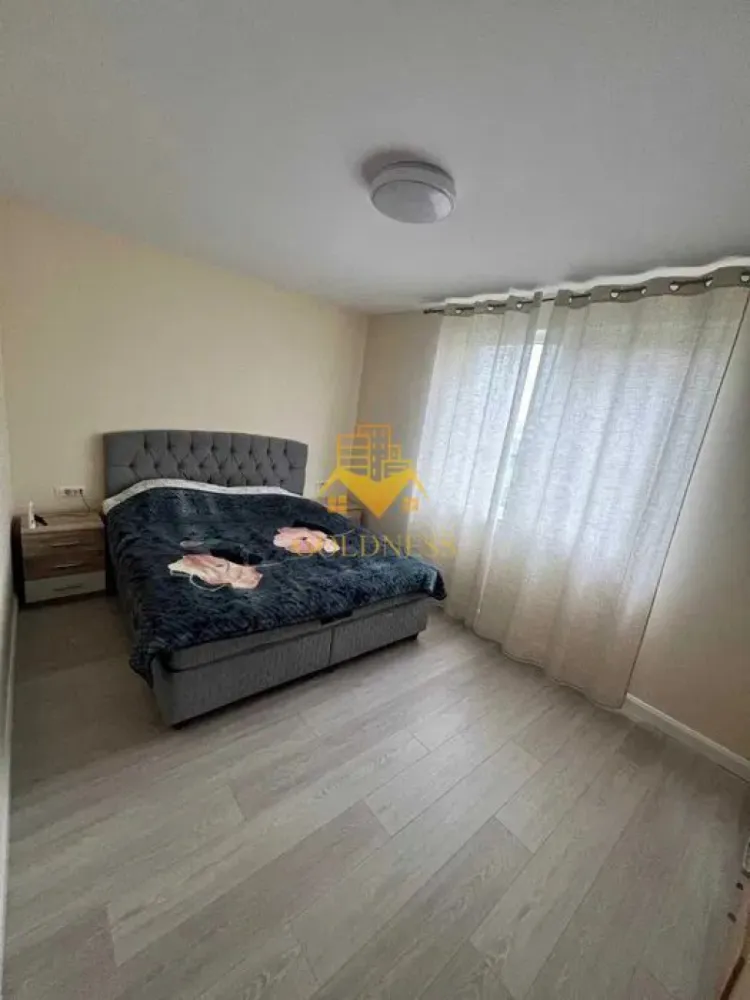 5 camere decomandate, Prima Inchiriere, Curte proprie, Dezmir - GOLDNESS Imobiliare vă propune spre închiriere o casa cu 5 camere complet mobilat și utilat, suprafata de 216 mp, la intrare in Dezmir, zona accesibila! Dispune de un loc de parcare in curte, iar in fata portii se pot parca 1/2 masini! Se află în apropierea stațiilor de transport în comun, magazine, restaurante, spații verzi, farmacii, etc. Casa este compartimentata astfel: Parter: Living cu canapea, loc de servit masa, cooda tv, televizor - Un dormitor cu pat matrimonial, dressing, noptiere - O baie cu dus walk-in, dulap pentru depozitare - Bucatarie inchisa, complet utilata si mobilata Etaj 1: - 2 dormitoare cu pat matrimonial, dressing, noptiere - un dormitor cu pat matrmonial, dressing, noptiere, baie proprie cu dus walk-in, dulap pentru depozitare - baie cu casa si spatiu pentru depozitare -terasa de 18 mp, curte este de 352 mp Imobilul este dotat cu toate cele necesare- centrală proprie, frigider, aragaz, hotă, mașină de spălat haine si vase, televizor etc. Dacă sunteți interesați de acest apartament și doriți să îl vizionați, dar și pentru alte oferte nu ezitați să ne contactați telefonic sau prin e-mail. Vă stăm la dispoziție! Pentru intermediere se percepe un comision de 50% din prețul chiriei! }}