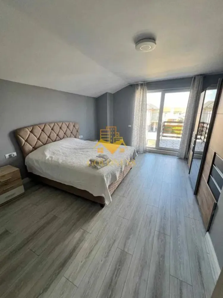 5 camere decomandate, Prima Inchiriere, Curte proprie, Dezmir - GOLDNESS Imobiliare vă propune spre închiriere o casa cu 5 camere complet mobilat și utilat, suprafata de 216 mp, la intrare in Dezmir, zona accesibila! Dispune de un loc de parcare in curte, iar in fata portii se pot parca 1/2 masini! Se află în apropierea stațiilor de transport în comun, magazine, restaurante, spații verzi, farmacii, etc. Casa este compartimentata astfel: Parter: Living cu canapea, loc de servit masa, cooda tv, televizor - Un dormitor cu pat matrimonial, dressing, noptiere - O baie cu dus walk-in, dulap pentru depozitare - Bucatarie inchisa, complet utilata si mobilata Etaj 1: - 2 dormitoare cu pat matrimonial, dressing, noptiere - un dormitor cu pat matrmonial, dressing, noptiere, baie proprie cu dus walk-in, dulap pentru depozitare - baie cu casa si spatiu pentru depozitare -terasa de 18 mp, curte este de 352 mp Imobilul este dotat cu toate cele necesare- centrală proprie, frigider, aragaz, hotă, mașină de spălat haine si vase, televizor etc. Dacă sunteți interesați de acest apartament și doriți să îl vizionați, dar și pentru alte oferte nu ezitați să ne contactați telefonic sau prin e-mail. Vă stăm la dispoziție! Pentru intermediere se percepe un comision de 50% din prețul chiriei! }}