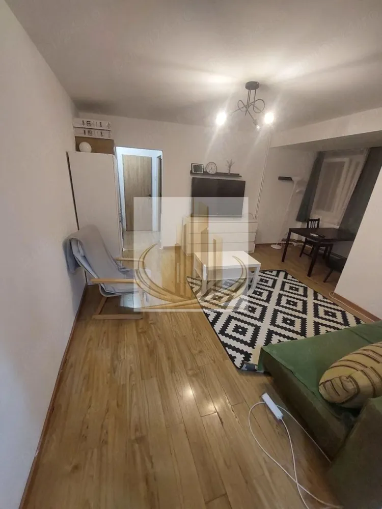 2 Cam, Renovat Complet, Etaj 1 | Zona Brâncoveanu | Ideal investitie - rand Mobilis Imobiliare vă propune spre vânzare un apartament cu 2 camere, situat pe Bulevardul Brâncoveanu, într-o zonă semicentrală excelentă, la doar câteva minute de Piața Bălcescu.

Proprietatea se remarcă prin poziționarea foarte bună, compartimentarea eficientă și renovarea realizată recent, fiind ideală atât pentru locuit, cât și pentru investiție.

📐 Detalii proprietate:
Suprafață utilă: 48 mp
Etaj: 1 din 4
Compartimentare practică
Locuri de parcare gratuite în zonă
🏢 Renovări & dotări:
Apartament renovat în urmă cu aproximativ 3 ani
Instalație electrică schimbată
Instalație sanitară nouă
Centrală proprie pe gaz + calorifere noi
Instalație pe cupru (durabilitate ridicată)
Aer condiționat
Geamuri termopan
Se vinde mobilat și utilat (frigider, aragaz, mașină de spălat, uscător etc.)
🏢 Beneficii imobil:
Bloc reanvelopat termic – confort sporit și costuri reduse
Întreținut și bine poziționat
📍 Locație – punctul forte:
Zonă semicentrală, foarte bine conectată
La câteva minute de Piața Bălcescu
În imediata apropiere: mijloace de transport, magazine, restaurante, cafenele
La parterul blocului: Profi, Prospero și alte spații comerciale
Aproape de școli, grădinițe, universități, centre medicale și parcuri
💼 Potrivit pentru:

✔️ Cupluri sau familii, datorită poziției și facilităților
✔️ Investiție excelentă, cu posibilitatea de a fi preluat cu chiriași, într-o zonă cu cerere ridicată

📞 Pentru mai multe informații și programarea unei vizionări, echipa Grand Mobilis Imobiliare vă stă la dispoziție!
ID Intern: CP3061736