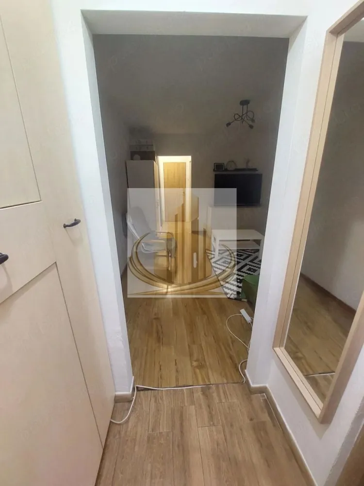 2 Cam, Renovat Complet, Etaj 1 | Zona Brâncoveanu | Ideal investitie - rand Mobilis Imobiliare vă propune spre vânzare un apartament cu 2 camere, situat pe Bulevardul Brâncoveanu, într-o zonă semicentrală excelentă, la doar câteva minute de Piața Bălcescu.

Proprietatea se remarcă prin poziționarea foarte bună, compartimentarea eficientă și renovarea realizată recent, fiind ideală atât pentru locuit, cât și pentru investiție.

📐 Detalii proprietate:
Suprafață utilă: 48 mp
Etaj: 1 din 4
Compartimentare practică
Locuri de parcare gratuite în zonă
🏢 Renovări & dotări:
Apartament renovat în urmă cu aproximativ 3 ani
Instalație electrică schimbată
Instalație sanitară nouă
Centrală proprie pe gaz + calorifere noi
Instalație pe cupru (durabilitate ridicată)
Aer condiționat
Geamuri termopan
Se vinde mobilat și utilat (frigider, aragaz, mașină de spălat, uscător etc.)
🏢 Beneficii imobil:
Bloc reanvelopat termic – confort sporit și costuri reduse
Întreținut și bine poziționat
📍 Locație – punctul forte:
Zonă semicentrală, foarte bine conectată
La câteva minute de Piața Bălcescu
În imediata apropiere: mijloace de transport, magazine, restaurante, cafenele
La parterul blocului: Profi, Prospero și alte spații comerciale
Aproape de școli, grădinițe, universități, centre medicale și parcuri
💼 Potrivit pentru:

✔️ Cupluri sau familii, datorită poziției și facilităților
✔️ Investiție excelentă, cu posibilitatea de a fi preluat cu chiriași, într-o zonă cu cerere ridicată

📞 Pentru mai multe informații și programarea unei vizionări, echipa Grand Mobilis Imobiliare vă stă la dispoziție!
ID Intern: CP3061736