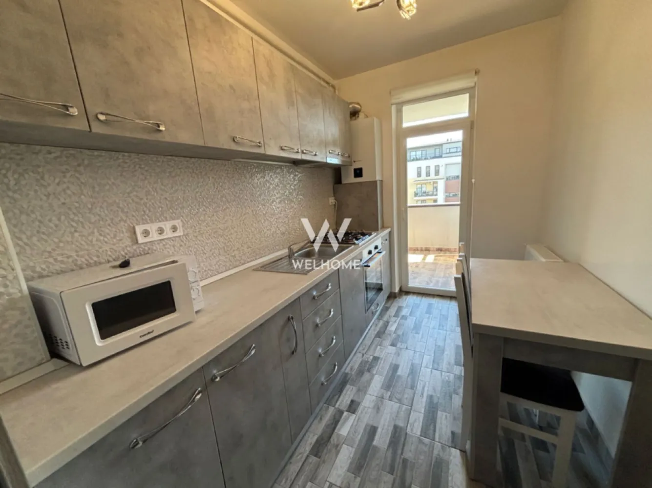 Apartament 3 camere modern - ansamblul Henri Coanda - Apartament 3 camere cu bucatarie separata - zona Henri Coanda, Sibiu Suprafata utila: 63 mp Apartamentul se afla la etajul 3 al unui bloc cu lift. Compartimentat astfel: hol acces, living, bucatarie, dormitor mare, dormitor mic(nemobilat), 2 bai, 2 balcoane. Situat intr-o zona buna cu acces facil la shopping city, magazine, scoli, mijloace de transport, supermarket etc. Detine un loc de parcare. Perioada minima inchiriere 12 luni. Nu se accepta animale de companie. Chirie lunara: 400 Euro + garantie Se perecepe comision client 50% din prima chirie Telefon: 0747.639.802 }}