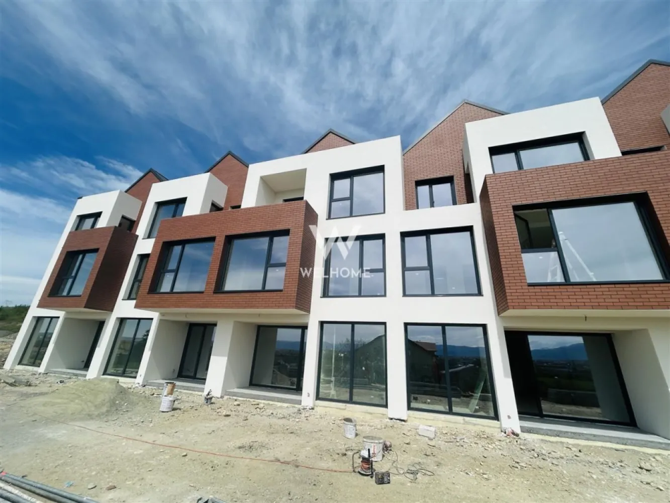 Casa de vanzare in Sibiu, concept modern, panorama deosebita, 137 mpu - Va propunem o locuinta insiruita, parte dintr-un ansamblu exclusivist de 20 de unitati, situata in zona Gusterita, zona apreciata pentru linistea si privelistea asupra orasului.

Proprietatea are un design modern, compact si functional, ideala pentru o familie.

Un avantaj important al proprietății este poziționarea excelentă, foarte aproape de noul parc de agrement Gușterland, un reper modern al orașului, ideal pentru plimbări, relaxare, sport și activități în aer liber pentru întreaga familie.

Detalii:
Suprafata utila: 137 mp
Teren liber: 110 mp
2 locuri de parcare incluse
Regim: Demisol + Parter + Etaj
Orientare sudica

Compartimentare:
Demisol: living cu bucatarie open space, baie, acces in gradina
Parter: dormitor matrimonial cu baie proprie
Etaj: 2 dormitoare, baie, spatiu depozitare, balcon

Predare:
Interior la alb
Exterior la cheie
Termen: vara 2026

Avantaje:
Panorama asupra orasului
Gradina, terasa si balcon
Incalzire in pardoseala
Jaluzele electrice
Zona linistita
Acces facil catre oras