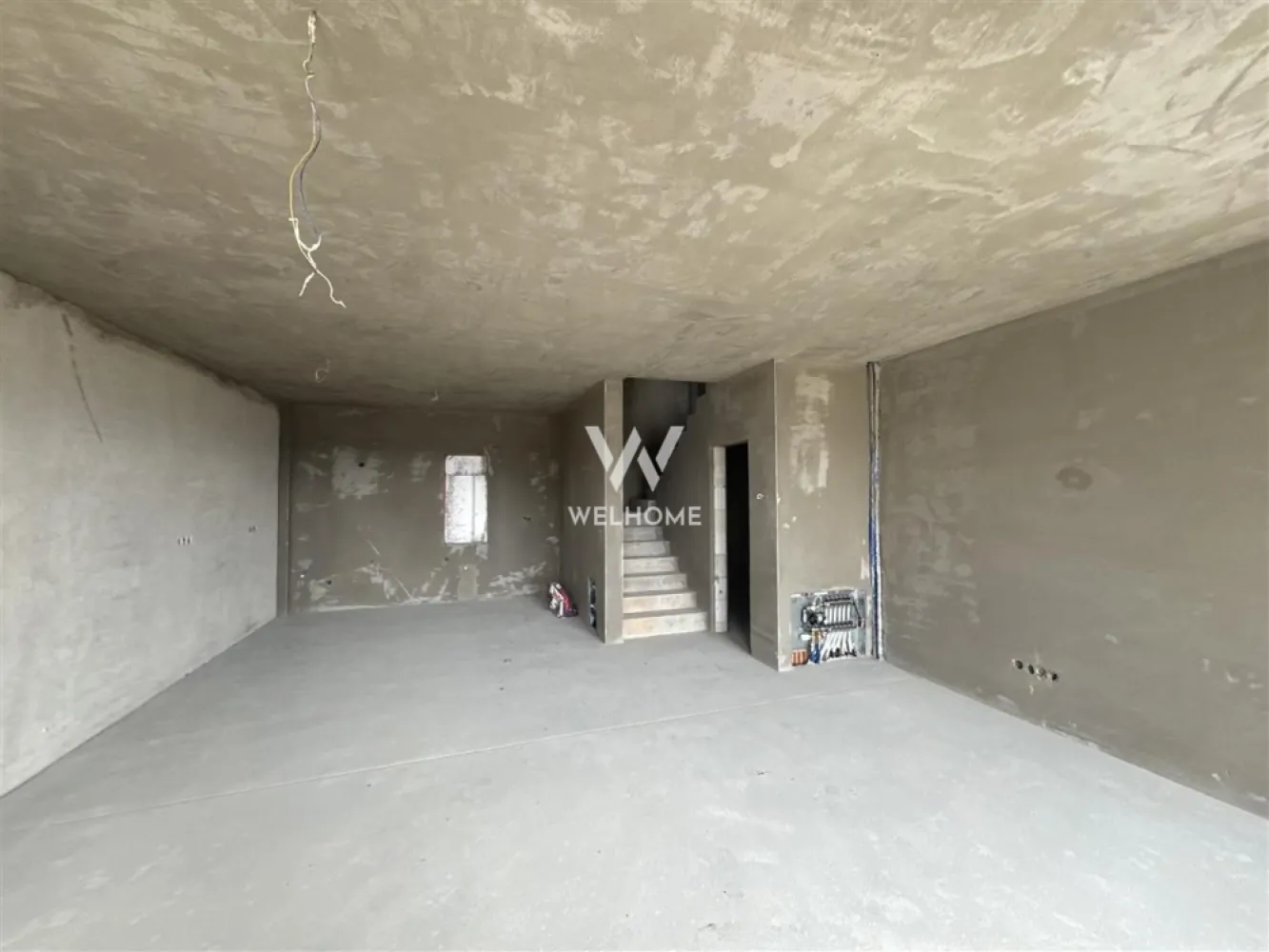 Casa de vanzare in Sibiu, concept modern, panorama deosebita, 137 mpu - Va propunem o locuinta insiruita, parte dintr-un ansamblu exclusivist de 20 de unitati, situata in zona Gusterita, zona apreciata pentru linistea si privelistea asupra orasului.

Proprietatea are un design modern, compact si functional, ideala pentru o familie.

Un avantaj important al proprietății este poziționarea excelentă, foarte aproape de noul parc de agrement Gușterland, un reper modern al orașului, ideal pentru plimbări, relaxare, sport și activități în aer liber pentru întreaga familie.

Detalii:
Suprafata utila: 137 mp
Teren liber: 110 mp
2 locuri de parcare incluse
Regim: Demisol + Parter + Etaj
Orientare sudica

Compartimentare:
Demisol: living cu bucatarie open space, baie, acces in gradina
Parter: dormitor matrimonial cu baie proprie
Etaj: 2 dormitoare, baie, spatiu depozitare, balcon

Predare:
Interior la alb
Exterior la cheie
Termen: vara 2026

Avantaje:
Panorama asupra orasului
Gradina, terasa si balcon
Incalzire in pardoseala
Jaluzele electrice
Zona linistita
Acces facil catre oras