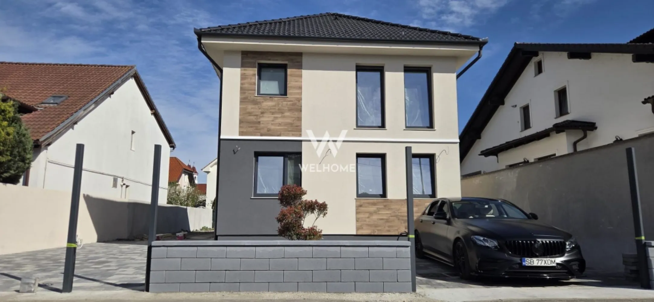 Casa individuala 4 camere cu TEREN generos in Sibiu - Casa single 4 camere, TEREN 471 mp - Cartierul Tineretului, Sibiu Suprafata utila: 145 mp TEREN: 471 mp Compartimentata astfel: PARTER: hol larg acces, living generos, bucatarie separata cu camara, baie cu geam, spatiu depozitare. ETAJ: hol, baie, 3 dormitoare dintre care unul cu dressing si altul cu dressing si baie proprie. Casa beneficiaza de POD care se intinde pe toata suprafata casei. Imobilul se vinde in interior LA ALB: centrala termica, incalzire in pardoseala TECE pe ambele niveluri, usa de intrare, ferestre termopan, sapa, instalații termice, electrice și sanitare complet realizate. Exterior LA CHEIE: fatada finisata, pavaj, gard, porti pregatite pentru automatizare, acoperis tigla BRAMAC, izolatie exterioara polistiren. Acces auto in curte unde se pot parca 4-6 masini. Modalitati de plata: cash sau credit ipotecar Pret: 420.000 Euro Telefon: 0747.639.802 }}
