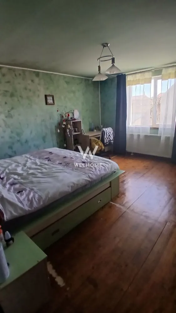 Casă individuală de vânzare în Șura Mare – ideală pentru 2-3 familii - Vă propun spre vânzare o casă spațioasă, situată în Șura Mare, perfectă pentru locuire multifamilială sau investiție. Imobilul este compartimentat pe parter și etaj, fiecare nivel având acces separat, ceea ce permite locuirea independentă pentru 2 sau chiar 3 familii. În plus, proprietatea dispune de pod mansardabil, cu intrare separată pe scară exterioară – ideal pentru extindere sau amenajare suplimentară. Caracteristici principale: • Suprafață utilă: 240 mp • Suprafață teren: 428 mp • Acces separat pentru fiecare nivel • 2 garaje incluse • Casă complet mobilată și utilată • Curte proprie, spațioasă Compartimentare: Parter - hol, living, bucătărie, debara, baie, dormitor + spațiu de depozitare (pivniță) cu intrare separată; Etaj - 3 dormitoare, 2 băi, 1 bucătărie, 2 zone de zi; Pod mansardabil; Proprietatea este ideală atât pentru locuință extinsă de familie, cât și pentru investiție (închiriere pe niveluri sau regim hotelier). Pentru mai multe detalii sau pentru a programa o vizionare, nu ezitați să mă contactați. Telefon: 0743030351 - Laura }}
