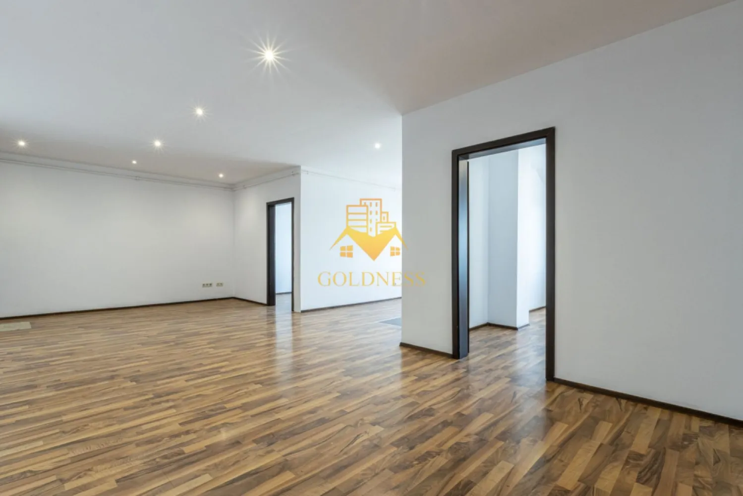 4 camere,modern,bloc nou, Calea Turzii zona Leroy Merlin, OMV, Skoda - Goldness Imobiliare vă oferă spre vânzare un apartament spațios cu 4 camere, situat într-o construcție nouă din cartierul Buna Ziua, în zona Calea Turzii – Hexagon, Leroy Merlin, una dintre cele mai căutate și dinamice zone ale orașului. Locuința dispune de o suprafață utilă generoasă de 92 mp și este amplasată la ultimul nivel al unui imobil cu regim de înălțime P+5E, construit în anul 2008, izolat termic la exterior. Apartamentul este semidecomandat, oferind un confort sporit și o compartimentare practică, ideală atât pentru familii, cât și pentru cei care își doresc un spațiu aerisit și bine organizat. Compartimentarea este următoarea: • living luminos cu bucătărie open-space, perfect pentru zona de zi și socializare • 3 dormitoare bine proporționate • o baie modern amenajată Interiorul este finisat modern, cu materiale de bună calitate, astfel încât viitorii proprietari se pot bucura de un ambient plăcut fără investiții suplimentare. Printre dotări se numără: • centrală termică proprie • ferestre termopan • parchet laminat • gresie și faianță modernă • ușă metalică la intrare Imobilul se află într-o zonă excelentă, cu acces facil către mijloacele de transport în comun, supermarketuri, restaurante, farmacii și alte puncte de interes, ceea ce îl face o alegere ideală pentru cei care își doresc confort urban și mobilitate.