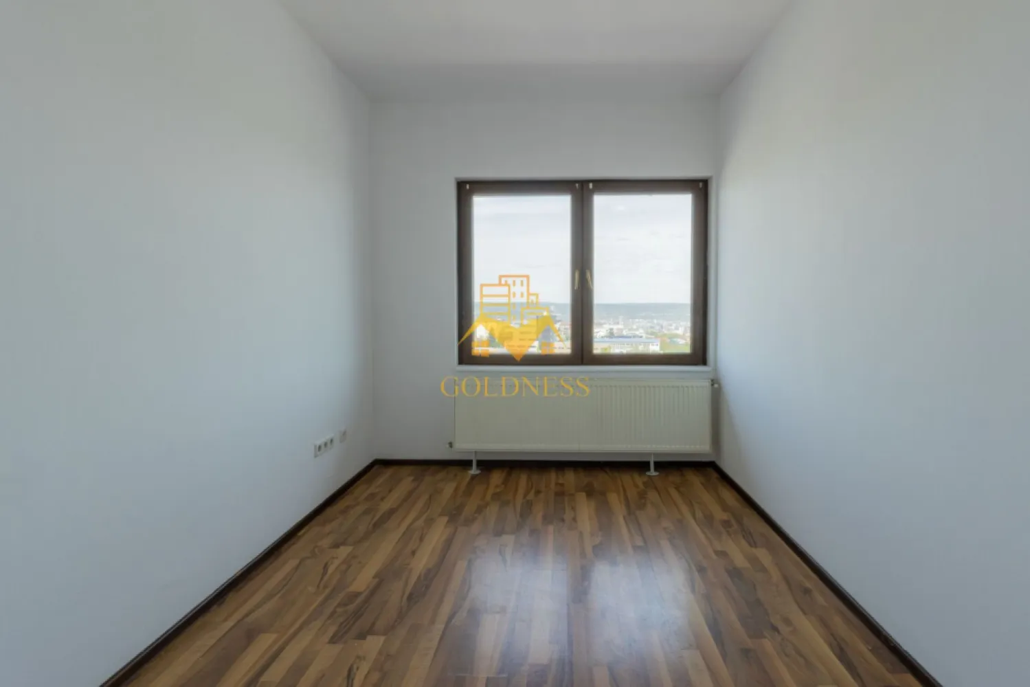4 camere,modern,bloc nou, Calea Turzii zona Leroy Merlin, OMV, Skoda - Goldness Imobiliare vă oferă spre vânzare un apartament spațios cu 4 camere, situat într-o construcție nouă din cartierul Buna Ziua, în zona Calea Turzii – Hexagon, Leroy Merlin, una dintre cele mai căutate și dinamice zone ale orașului. Locuința dispune de o suprafață utilă generoasă de 92 mp și este amplasată la ultimul nivel al unui imobil cu regim de înălțime P+5E, construit în anul 2008, izolat termic la exterior. Apartamentul este semidecomandat, oferind un confort sporit și o compartimentare practică, ideală atât pentru familii, cât și pentru cei care își doresc un spațiu aerisit și bine organizat. Compartimentarea este următoarea: • living luminos cu bucătărie open-space, perfect pentru zona de zi și socializare • 3 dormitoare bine proporționate • o baie modern amenajată Interiorul este finisat modern, cu materiale de bună calitate, astfel încât viitorii proprietari se pot bucura de un ambient plăcut fără investiții suplimentare. Printre dotări se numără: • centrală termică proprie • ferestre termopan • parchet laminat • gresie și faianță modernă • ușă metalică la intrare Imobilul se află într-o zonă excelentă, cu acces facil către mijloacele de transport în comun, supermarketuri, restaurante, farmacii și alte puncte de interes, ceea ce îl face o alegere ideală pentru cei care își doresc confort urban și mobilitate.