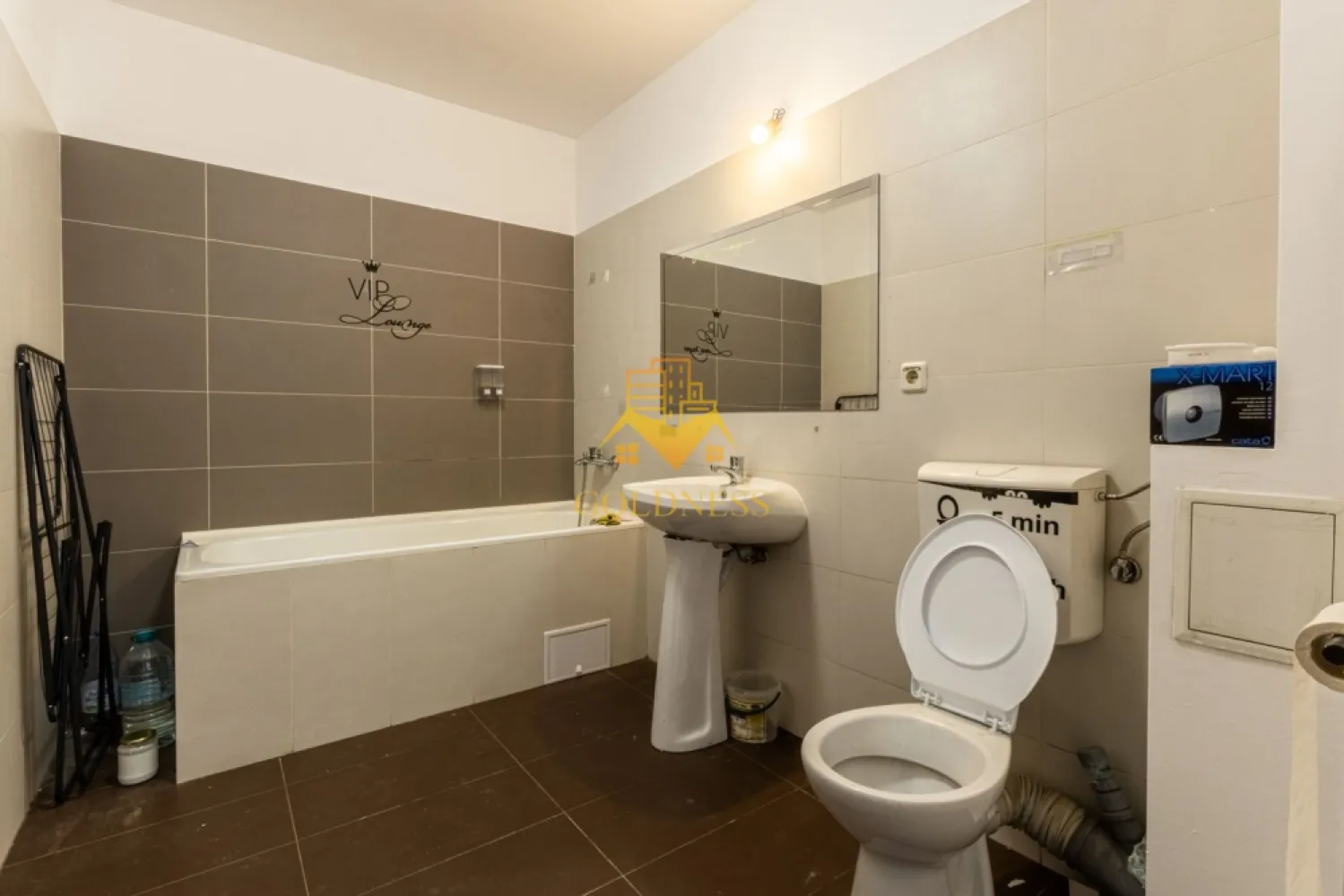 4 camere,modern,bloc nou, Calea Turzii zona Leroy Merlin, OMV, Skoda - Goldness Imobiliare vă oferă spre vânzare un apartament spațios cu 4 camere, situat într-o construcție nouă din cartierul Buna Ziua, în zona Calea Turzii – Hexagon, Leroy Merlin, una dintre cele mai căutate și dinamice zone ale orașului. Locuința dispune de o suprafață utilă generoasă de 92 mp și este amplasată la ultimul nivel al unui imobil cu regim de înălțime P+5E, construit în anul 2008, izolat termic la exterior. Apartamentul este semidecomandat, oferind un confort sporit și o compartimentare practică, ideală atât pentru familii, cât și pentru cei care își doresc un spațiu aerisit și bine organizat. Compartimentarea este următoarea: • living luminos cu bucătărie open-space, perfect pentru zona de zi și socializare • 3 dormitoare bine proporționate • o baie modern amenajată Interiorul este finisat modern, cu materiale de bună calitate, astfel încât viitorii proprietari se pot bucura de un ambient plăcut fără investiții suplimentare. Printre dotări se numără: • centrală termică proprie • ferestre termopan • parchet laminat • gresie și faianță modernă • ușă metalică la intrare Imobilul se află într-o zonă excelentă, cu acces facil către mijloacele de transport în comun, supermarketuri, restaurante, farmacii și alte puncte de interes, ceea ce îl face o alegere ideală pentru cei care își doresc confort urban și mobilitate.