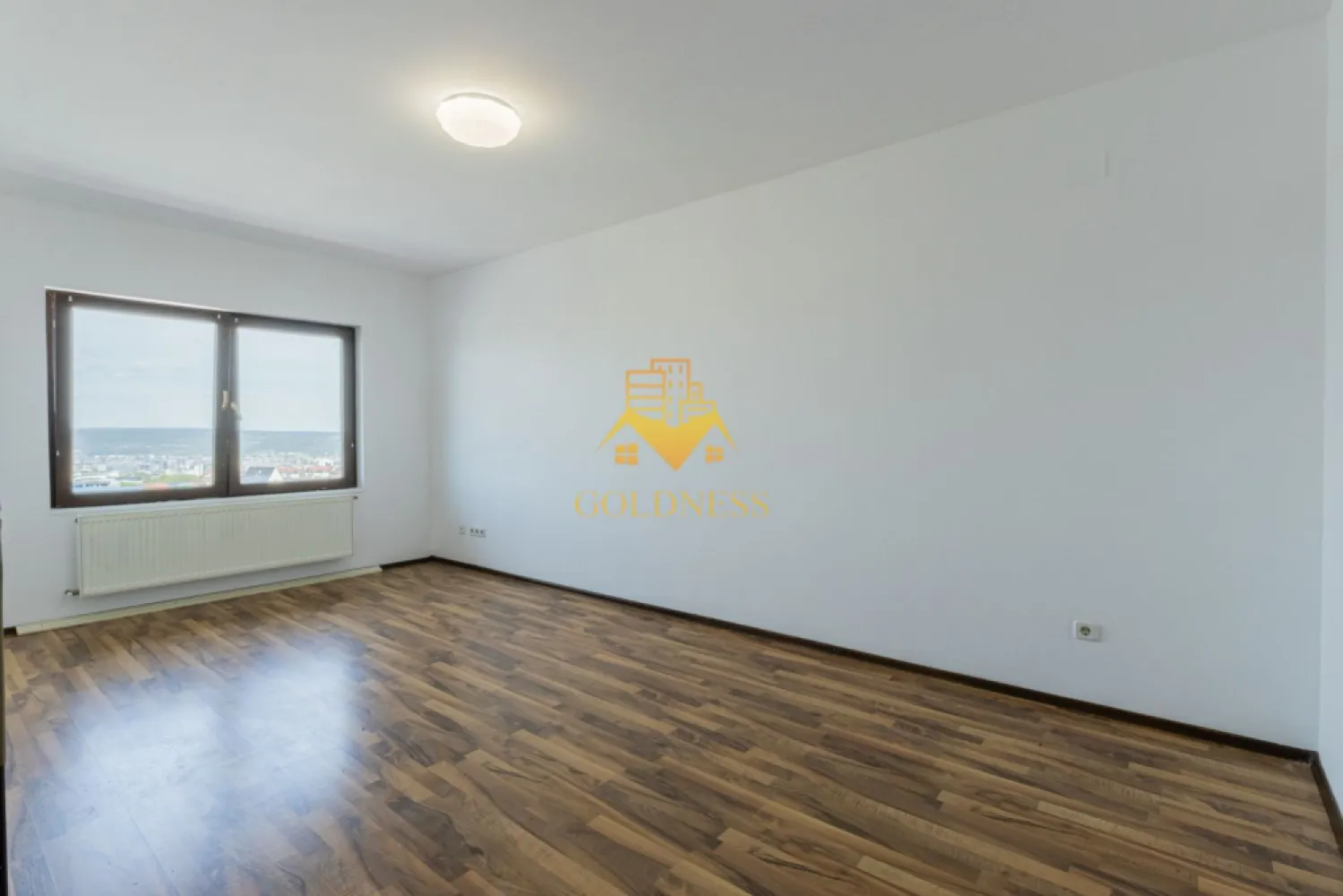 4 camere,modern,bloc nou, Calea Turzii zona Leroy Merlin, OMV, Skoda - Goldness Imobiliare vă oferă spre vânzare un apartament spațios cu 4 camere, situat într-o construcție nouă din cartierul Buna Ziua, în zona Calea Turzii – Hexagon, Leroy Merlin, una dintre cele mai căutate și dinamice zone ale orașului. Locuința dispune de o suprafață utilă generoasă de 92 mp și este amplasată la ultimul nivel al unui imobil cu regim de înălțime P+5E, construit în anul 2008, izolat termic la exterior. Apartamentul este semidecomandat, oferind un confort sporit și o compartimentare practică, ideală atât pentru familii, cât și pentru cei care își doresc un spațiu aerisit și bine organizat. Compartimentarea este următoarea: • living luminos cu bucătărie open-space, perfect pentru zona de zi și socializare • 3 dormitoare bine proporționate • o baie modern amenajată Interiorul este finisat modern, cu materiale de bună calitate, astfel încât viitorii proprietari se pot bucura de un ambient plăcut fără investiții suplimentare. Printre dotări se numără: • centrală termică proprie • ferestre termopan • parchet laminat • gresie și faianță modernă • ușă metalică la intrare Imobilul se află într-o zonă excelentă, cu acces facil către mijloacele de transport în comun, supermarketuri, restaurante, farmacii și alte puncte de interes, ceea ce îl face o alegere ideală pentru cei care își doresc confort urban și mobilitate.