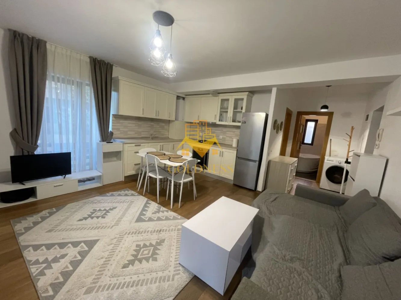 2 camere, modern, terasa, curte, Manastur, Frunzișului - GOLDNESS Imobiliare vă propune spre închiriere un apartament cu 2 camere complet mobilat și utilat, la parter într-un imobil de etaje 4, în Zona Mânastur . Proprietatea dispune de curte! Posibilitatea de a parca în Zona. Se află în apropierea stațiilor de transport în comun, magazine, restaurante, spații verzi, farmacii, etc. Apartamentul este compartimentat astfel: - dormitor cu pat matrimonial, dressing, noptiere. - living cu canapea extensibilă, comodă TV. - bucatarie complet utilată și mobilată, loc de servit masa. - baie cu cadă, calorifer port prosop și dulap pentru depozitare. Imobilul este dotat cu toate cele necesare- centrală proprie, frigider, aragaz, hotă, mașină de spălat haine, etc. Dacă sunteți interesați de acest apartament și doriți să îl vizionați, dar și pentru alte oferte nu ezitați să ne contactați telefonic sau prin e-mail. Vă stăm la dispoziție! Pentru intermediere se percepe un comision de 50% din prețul chiriei! }}