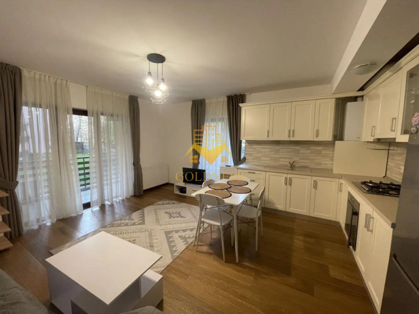 2 camere, modern, terasa, curte, Manastur, Frunzișului - GOLDNESS Imobiliare vă propune spre închiriere un apartament cu 2 camere complet mobilat și utilat, la parter într-un imobil de etaje 4, în Zona Mânastur . Proprietatea dispune de curte! Posibilitatea de a parca în Zona. Se află în apropierea stațiilor de transport în comun, magazine, restaurante, spații verzi, farmacii, etc. Apartamentul este compartimentat astfel: - dormitor cu pat matrimonial, dressing, noptiere. - living cu canapea extensibilă, comodă TV. - bucatarie complet utilată și mobilată, loc de servit masa. - baie cu cadă, calorifer port prosop și dulap pentru depozitare. Imobilul este dotat cu toate cele necesare- centrală proprie, frigider, aragaz, hotă, mașină de spălat haine, etc. Dacă sunteți interesați de acest apartament și doriți să îl vizionați, dar și pentru alte oferte nu ezitați să ne contactați telefonic sau prin e-mail. Vă stăm la dispoziție! Pentru intermediere se percepe un comision de 50% din prețul chiriei! }}