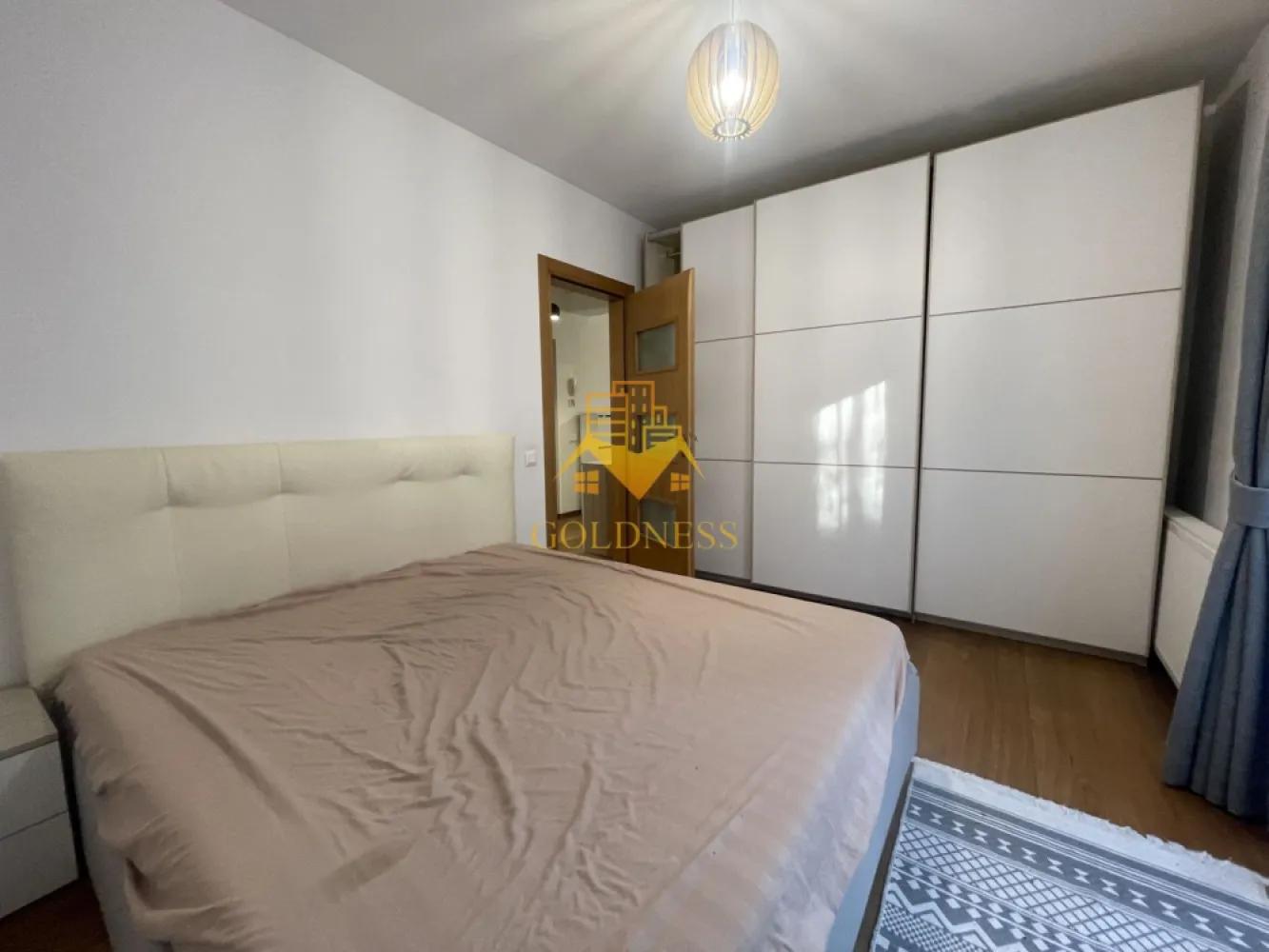 2 camere, modern, terasa, curte, Manastur, Frunzișului - GOLDNESS Imobiliare vă propune spre închiriere un apartament cu 2 camere complet mobilat și utilat, la parter într-un imobil de etaje 4, în Zona Mânastur . Proprietatea dispune de curte! Posibilitatea de a parca în Zona. Se află în apropierea stațiilor de transport în comun, magazine, restaurante, spații verzi, farmacii, etc. Apartamentul este compartimentat astfel: - dormitor cu pat matrimonial, dressing, noptiere. - living cu canapea extensibilă, comodă TV. - bucatarie complet utilată și mobilată, loc de servit masa. - baie cu cadă, calorifer port prosop și dulap pentru depozitare. Imobilul este dotat cu toate cele necesare- centrală proprie, frigider, aragaz, hotă, mașină de spălat haine, etc. Dacă sunteți interesați de acest apartament și doriți să îl vizionați, dar și pentru alte oferte nu ezitați să ne contactați telefonic sau prin e-mail. Vă stăm la dispoziție! Pentru intermediere se percepe un comision de 50% din prețul chiriei! }}