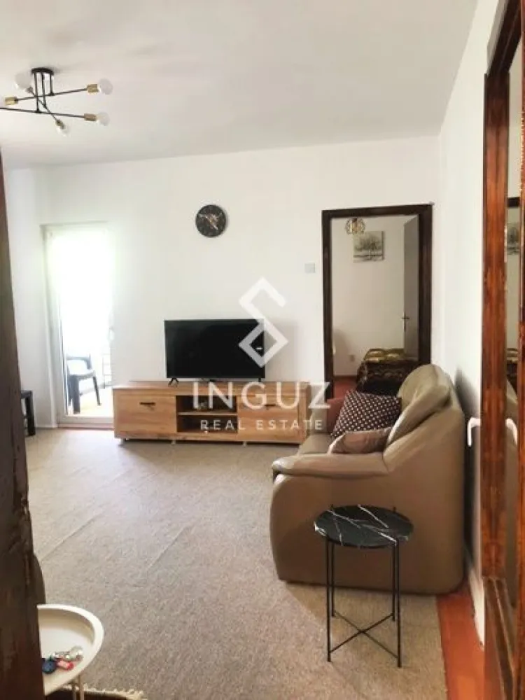 Apartament 2 camere de închiriat – Colentina / Pantelimon | Prima înch - Apartament 2 camere de închiriat – Colentina / Pantelimon | Prima închiriere Se oferă spre închiriere un apartament de 2 camere, situat în Sector 2, zona Colentina – Pantelimon, în apropiere de Mega Mall. Apartamentul are o suprafață de 50 mp, este amplasat la etajul 1 într-un imobil construit în 2002 și se află la prima închiriere, fiind foarte curat și proaspăt zugrăvit. Detalii proprietate: 2 camere Suprafață: 50 mp Etaj: 1 Compartimentare semidecomandată Centrală de scară (nu RADET) Zonă liniștită Dotări: Mobilier nou Pat matrimonial 2 canapele (una extensibilă) Aragaz + hotă Mașină de spălat Frigider cu congelator Aspirator Condiții: Persoane nefumătoare Se solicită seriozitate și păstrarea curățeniei Disponibil imediat }}