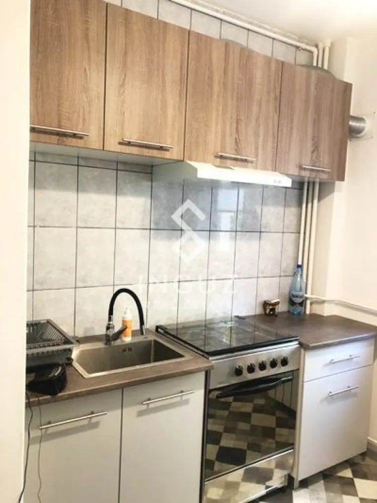 Apartament 2 camere de închiriat – Colentina / Pantelimon | Prima înch - Apartament 2 camere de închiriat – Colentina / Pantelimon | Prima închiriere Se oferă spre închiriere un apartament de 2 camere, situat în Sector 2, zona Colentina – Pantelimon, în apropiere de Mega Mall. Apartamentul are o suprafață de 50 mp, este amplasat la etajul 1 într-un imobil construit în 2002 și se află la prima închiriere, fiind foarte curat și proaspăt zugrăvit. Detalii proprietate: 2 camere Suprafață: 50 mp Etaj: 1 Compartimentare semidecomandată Centrală de scară (nu RADET) Zonă liniștită Dotări: Mobilier nou Pat matrimonial 2 canapele (una extensibilă) Aragaz + hotă Mașină de spălat Frigider cu congelator Aspirator Condiții: Persoane nefumătoare Se solicită seriozitate și păstrarea curățeniei Disponibil imediat }}