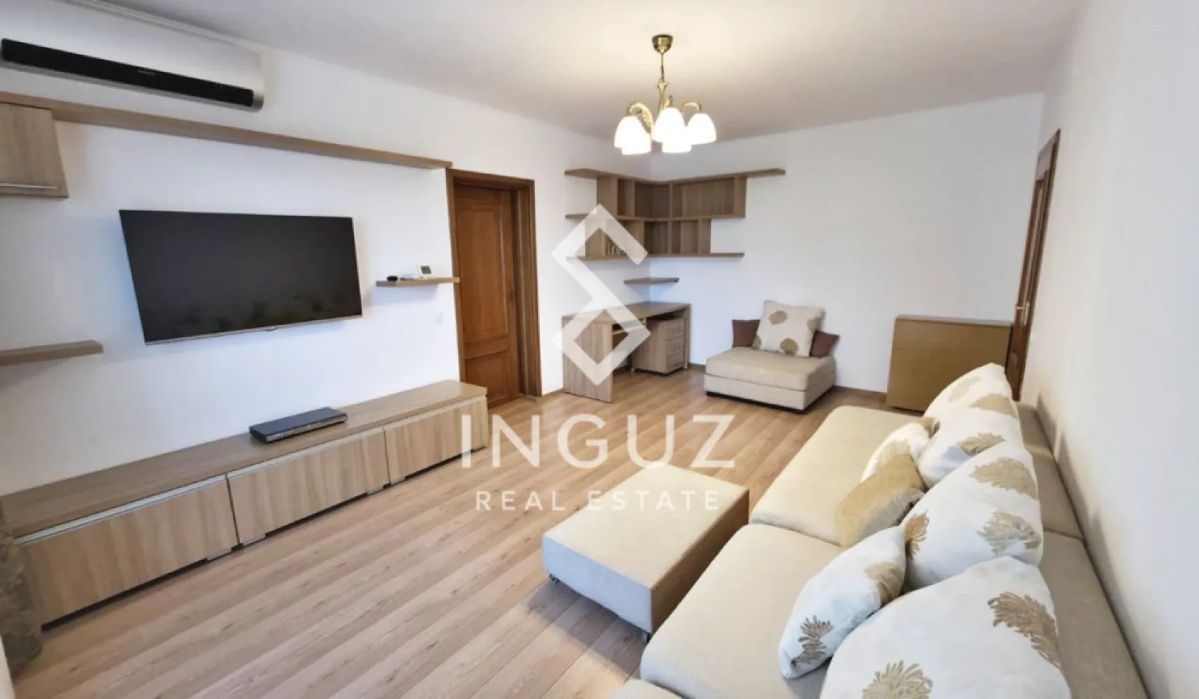 Apartament 4 camere | 100 mp | Vedere parc | Prima închiriere după ren - Apartament 4 camere | 100 mp | Vedere parc | Prima închiriere după renovare

București – Sector 4, Calea Văcărești

Chirie: 1200 €/lună
Garanție: 1200 €
Disponibil: 01.05.2026

Detalii proprietate:

Suprafață utilă: 100 mp
Compartimentare: 4 camere
Etaj: 4 / 8
Încălzire: Centrală proprie pe gaz
Stare: Complet renovat – prima închiriere
Bucătărie: Separată

Dotări și avantaje:

2 băi:
Cadă cu hidromasaj
Duș walk-in (nou)
Aer condiționat (living și dormitor matrimonial)
Smart TV
Mobilat modern și complet utilat
Balcon mare închis cu vedere spre parc
Dressing generos + debara
3 spații de depozitare (boxe: etaj și subsol)

Facilități imobil:

Lift nou
Supraveghere video
Interfon
Scară curată
Vecini liniștiți

Localizare:

Vedere directă către Parcul Lumea Copiilor
Acces rapid la metrou și transport public
Aproape de Sun Plaza și Timpuri Noi

Mențiuni:

Nu există loc de parcare
Nu dispune de mașină de spălat vase