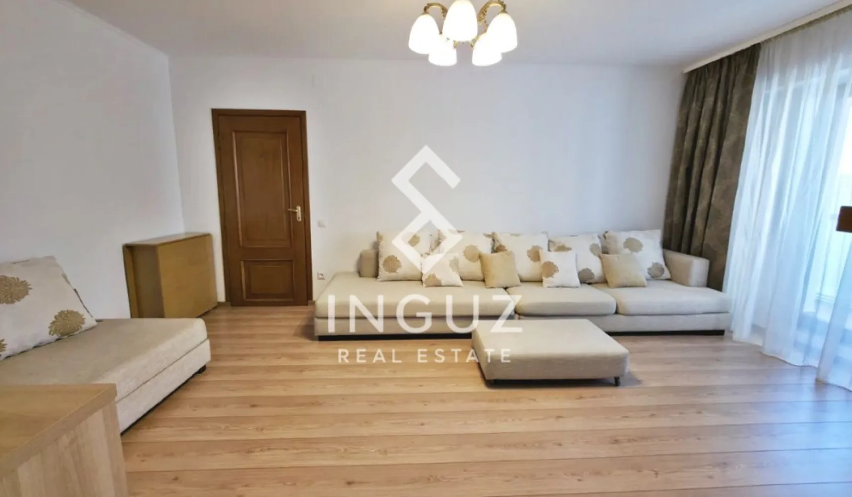Apartament 4 camere | 100 mp | Vedere parc | Prima închiriere după ren - Apartament 4 camere | 100 mp | Vedere parc | Prima închiriere după renovare

București – Sector 4, Calea Văcărești

Chirie: 1200 €/lună
Garanție: 1200 €
Disponibil: 01.05.2026

Detalii proprietate:

Suprafață utilă: 100 mp
Compartimentare: 4 camere
Etaj: 4 / 8
Încălzire: Centrală proprie pe gaz
Stare: Complet renovat – prima închiriere
Bucătărie: Separată

Dotări și avantaje:

2 băi:
Cadă cu hidromasaj
Duș walk-in (nou)
Aer condiționat (living și dormitor matrimonial)
Smart TV
Mobilat modern și complet utilat
Balcon mare închis cu vedere spre parc
Dressing generos + debara
3 spații de depozitare (boxe: etaj și subsol)

Facilități imobil:

Lift nou
Supraveghere video
Interfon
Scară curată
Vecini liniștiți

Localizare:

Vedere directă către Parcul Lumea Copiilor
Acces rapid la metrou și transport public
Aproape de Sun Plaza și Timpuri Noi

Mențiuni:

Nu există loc de parcare
Nu dispune de mașină de spălat vase