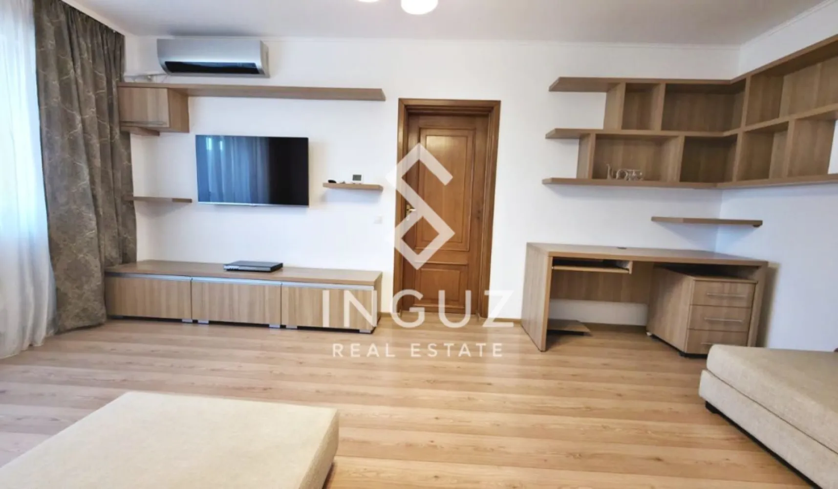 Apartament 4 camere | 100 mp | Vedere parc | Prima închiriere după ren - Apartament 4 camere | 100 mp | Vedere parc | Prima închiriere după renovare

București – Sector 4, Calea Văcărești

Chirie: 1200 €/lună
Garanție: 1200 €
Disponibil: 01.05.2026

Detalii proprietate:

Suprafață utilă: 100 mp
Compartimentare: 4 camere
Etaj: 4 / 8
Încălzire: Centrală proprie pe gaz
Stare: Complet renovat – prima închiriere
Bucătărie: Separată

Dotări și avantaje:

2 băi:
Cadă cu hidromasaj
Duș walk-in (nou)
Aer condiționat (living și dormitor matrimonial)
Smart TV
Mobilat modern și complet utilat
Balcon mare închis cu vedere spre parc
Dressing generos + debara
3 spații de depozitare (boxe: etaj și subsol)

Facilități imobil:

Lift nou
Supraveghere video
Interfon
Scară curată
Vecini liniștiți

Localizare:

Vedere directă către Parcul Lumea Copiilor
Acces rapid la metrou și transport public
Aproape de Sun Plaza și Timpuri Noi

Mențiuni:

Nu există loc de parcare
Nu dispune de mașină de spălat vase