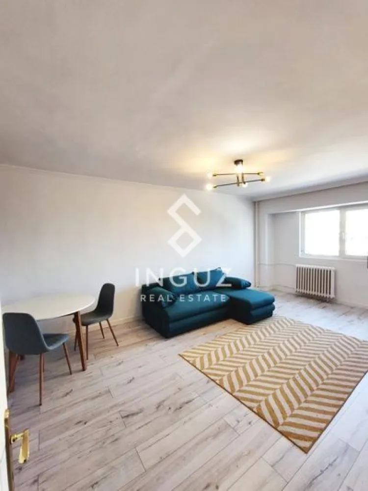 Apartament 3 camere de închiriat – Piața Victoriei | Metrou | Premium - Apartament 3 camere de închiriat – Piața Victoriei | Metrou | Premium Location Inguz Real Estate vă oferă spre închiriere un apartament spațios cu 3 camere, situat într-una dintre cele mai căutate zone din București – Piața Victoriei, la doar câțiva pași de metrou (Iancu de Hunedoara nr. 4). Apartamentul este proaspăt renovat, decomandat, luminos și ideal atât pentru rezidență, cât și pentru un stil de viață urban premium. Detalii proprietate: 3 camere decomandate Suprafață utilă: 77 mp Etaj: 5 2 băi (cadă + baie de serviciu) 2 balcoane (vedere spre Guvern + balcon închis) Dotări: 2 dormitoare mobilate (pat + șifonier) Living spațios cu canapea extensibilă nouă Aer condiționat Mașină de spălat Frigider Cuptor cu microunde Mașină de spălat vase Condiții de închiriere: 1 lună chirie + 1 lună garanție Disponibil imediat Preț: 850 € / lună }}