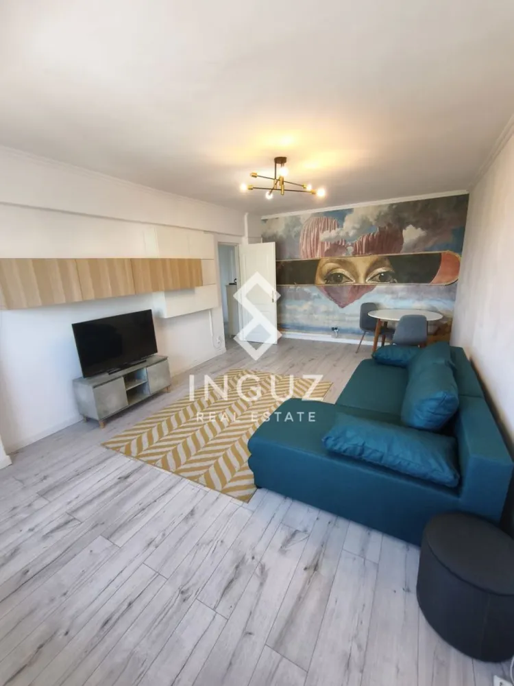 Apartament 3 camere de închiriat – Piața Victoriei | Metrou | Premium - Apartament 3 camere de închiriat – Piața Victoriei | Metrou | Premium Location Inguz Real Estate vă oferă spre închiriere un apartament spațios cu 3 camere, situat într-una dintre cele mai căutate zone din București – Piața Victoriei, la doar câțiva pași de metrou (Iancu de Hunedoara nr. 4). Apartamentul este proaspăt renovat, decomandat, luminos și ideal atât pentru rezidență, cât și pentru un stil de viață urban premium. Detalii proprietate: 3 camere decomandate Suprafață utilă: 77 mp Etaj: 5 2 băi (cadă + baie de serviciu) 2 balcoane (vedere spre Guvern + balcon închis) Dotări: 2 dormitoare mobilate (pat + șifonier) Living spațios cu canapea extensibilă nouă Aer condiționat Mașină de spălat Frigider Cuptor cu microunde Mașină de spălat vase Condiții de închiriere: 1 lună chirie + 1 lună garanție Disponibil imediat Preț: 850 € / lună }}