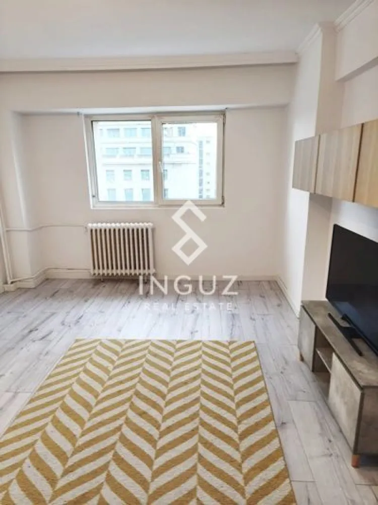 Apartament 3 camere de închiriat – Piața Victoriei | Metrou | Premium - Apartament 3 camere de închiriat – Piața Victoriei | Metrou | Premium Location Inguz Real Estate vă oferă spre închiriere un apartament spațios cu 3 camere, situat într-una dintre cele mai căutate zone din București – Piața Victoriei, la doar câțiva pași de metrou (Iancu de Hunedoara nr. 4). Apartamentul este proaspăt renovat, decomandat, luminos și ideal atât pentru rezidență, cât și pentru un stil de viață urban premium. Detalii proprietate: 3 camere decomandate Suprafață utilă: 77 mp Etaj: 5 2 băi (cadă + baie de serviciu) 2 balcoane (vedere spre Guvern + balcon închis) Dotări: 2 dormitoare mobilate (pat + șifonier) Living spațios cu canapea extensibilă nouă Aer condiționat Mașină de spălat Frigider Cuptor cu microunde Mașină de spălat vase Condiții de închiriere: 1 lună chirie + 1 lună garanție Disponibil imediat Preț: 850 € / lună }}