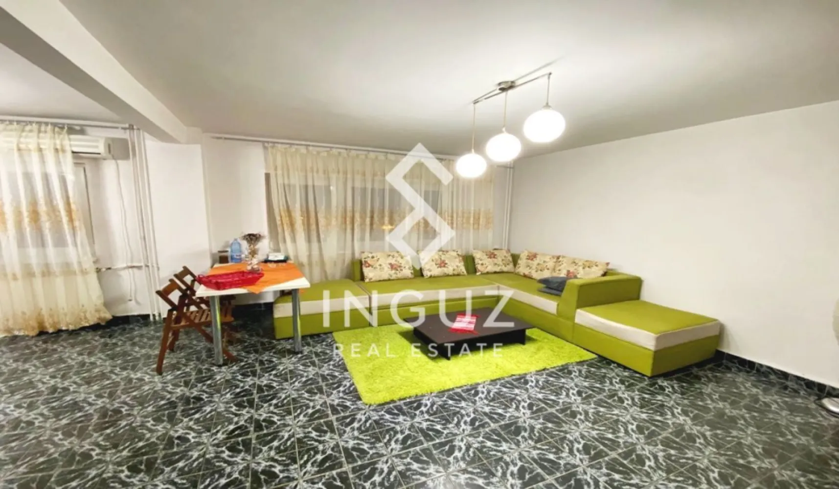 Apartament 2 camere de închiriat – Bulevardul Decebal | Locație premiu - Apartament 2 camere de închiriat – Bulevardul Decebal | Locație premium

Se oferă spre închiriere un apartament cu 2 camere, situat pe Bulevardul Decebal, într-una dintre cele mai căutate zone din București.

Apartamentul este decomandat, spațios și bine întreținut, ideal pentru locuire confortabilă într-o zonă centrală și foarte bine conectată.

Detalii proprietate:

2 camere decomandate
Suprafață utilă: 60 mp
Etaj: 1 / 4
Bloc izolat termic
Zonă: Decebal

Dotări:

Complet mobilat și utilat
Renovare recentă (august anul trecut)
Apartament curat și pregătit pentru mutare

Avantaje:

Localizare premium – Bulevardul Decebal
Acces rapid la transport, restaurante și facilități urbane
Bloc izolat termic și bine întreținut

Disponibil imediat
Preț: 550 € / lună