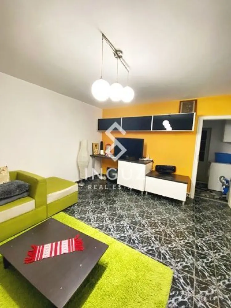 Apartament 2 camere de închiriat – Bulevardul Decebal | Locație premiu - Apartament 2 camere de închiriat – Bulevardul Decebal | Locație premium

Se oferă spre închiriere un apartament cu 2 camere, situat pe Bulevardul Decebal, într-una dintre cele mai căutate zone din București.

Apartamentul este decomandat, spațios și bine întreținut, ideal pentru locuire confortabilă într-o zonă centrală și foarte bine conectată.

Detalii proprietate:

2 camere decomandate
Suprafață utilă: 60 mp
Etaj: 1 / 4
Bloc izolat termic
Zonă: Decebal

Dotări:

Complet mobilat și utilat
Renovare recentă (august anul trecut)
Apartament curat și pregătit pentru mutare

Avantaje:

Localizare premium – Bulevardul Decebal
Acces rapid la transport, restaurante și facilități urbane
Bloc izolat termic și bine întreținut

Disponibil imediat
Preț: 550 € / lună