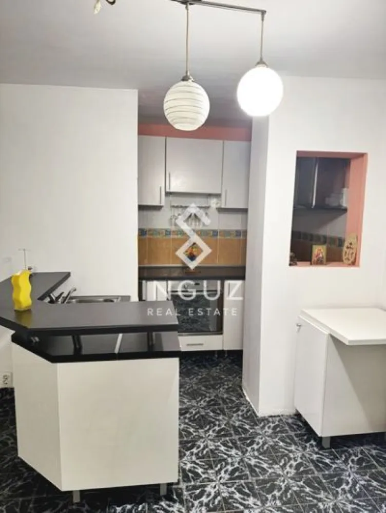Apartament 2 camere de închiriat – Bulevardul Decebal | Locație premiu - Apartament 2 camere de închiriat – Bulevardul Decebal | Locație premium

Se oferă spre închiriere un apartament cu 2 camere, situat pe Bulevardul Decebal, într-una dintre cele mai căutate zone din București.

Apartamentul este decomandat, spațios și bine întreținut, ideal pentru locuire confortabilă într-o zonă centrală și foarte bine conectată.

Detalii proprietate:

2 camere decomandate
Suprafață utilă: 60 mp
Etaj: 1 / 4
Bloc izolat termic
Zonă: Decebal

Dotări:

Complet mobilat și utilat
Renovare recentă (august anul trecut)
Apartament curat și pregătit pentru mutare

Avantaje:

Localizare premium – Bulevardul Decebal
Acces rapid la transport, restaurante și facilități urbane
Bloc izolat termic și bine întreținut

Disponibil imediat
Preț: 550 € / lună