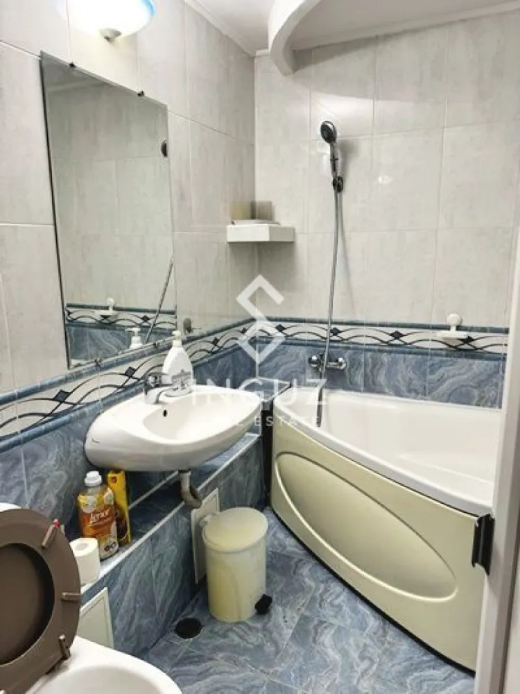 Apartament 2 camere de închiriat – Bulevardul Decebal | Locație premiu - Apartament 2 camere de închiriat – Bulevardul Decebal | Locație premium

Se oferă spre închiriere un apartament cu 2 camere, situat pe Bulevardul Decebal, într-una dintre cele mai căutate zone din București.

Apartamentul este decomandat, spațios și bine întreținut, ideal pentru locuire confortabilă într-o zonă centrală și foarte bine conectată.

Detalii proprietate:

2 camere decomandate
Suprafață utilă: 60 mp
Etaj: 1 / 4
Bloc izolat termic
Zonă: Decebal

Dotări:

Complet mobilat și utilat
Renovare recentă (august anul trecut)
Apartament curat și pregătit pentru mutare

Avantaje:

Localizare premium – Bulevardul Decebal
Acces rapid la transport, restaurante și facilități urbane
Bloc izolat termic și bine întreținut

Disponibil imediat
Preț: 550 € / lună
