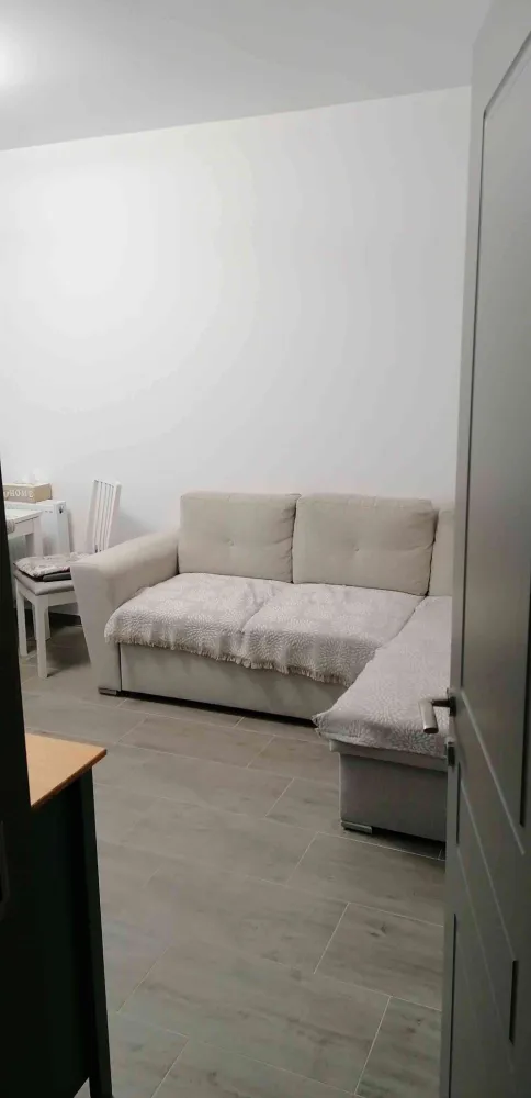 Apartament 2 camere Apahida - PF vând apartament cu 2 camere în Apahida, bloc nou, etaj 2 din &nbsp;3, 45 mp, compartimentat astfel: hol, livuling+bucătărie, dormitor, baie, debara iar la dormitor este balcon. Centrala proprie, sistem de ventilație activ.Dacă se doreste se poate vinde utilat și mobilat. Imobilul este langa stația de bus. Optional loc de parcare. Nu sunt interesat de colaborare cu agenții. }}